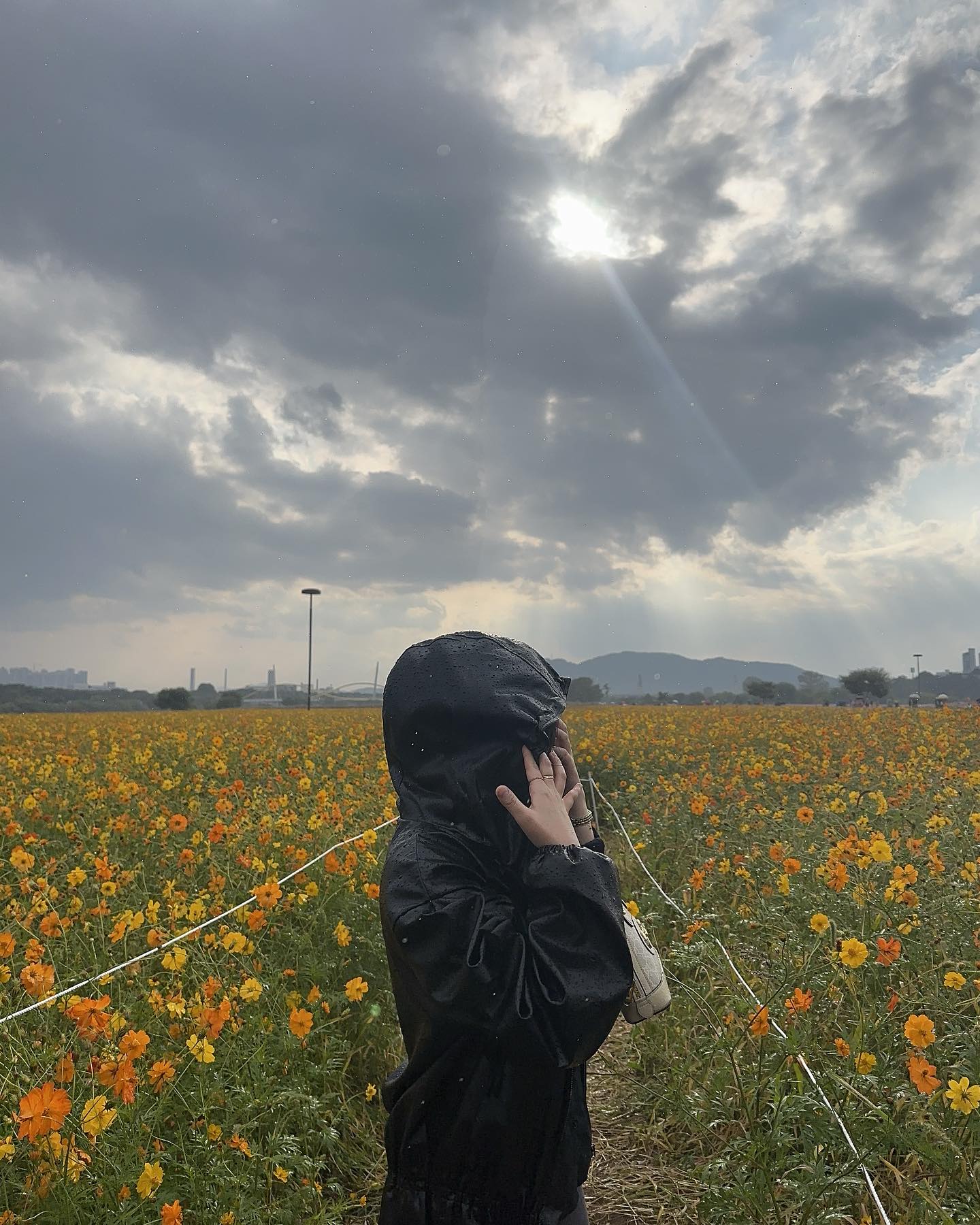 뀨 
비와서 모자쓴거.