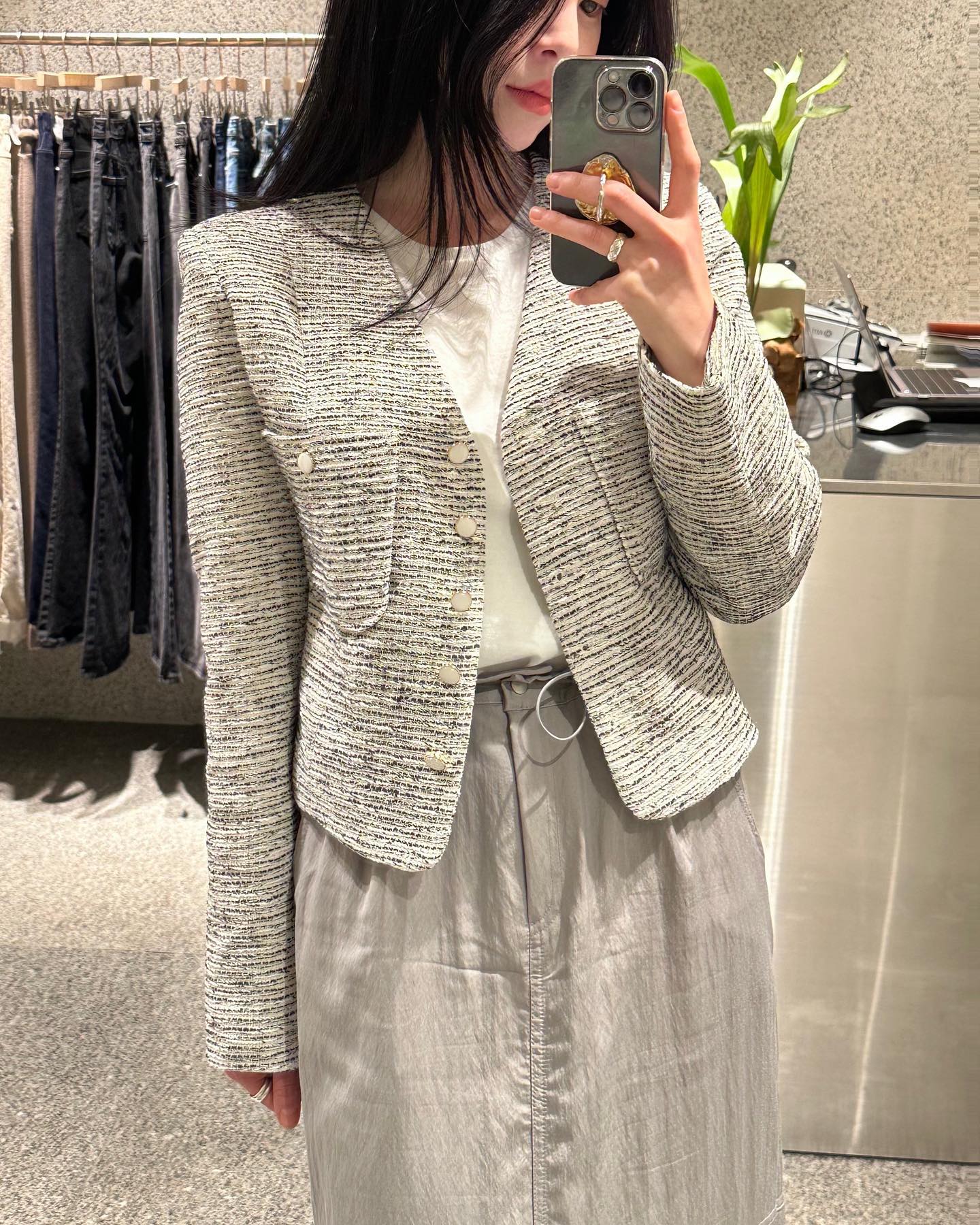 이건 진짜 소장 추천 드려요,, ✨
원단이며 단추며 기장 전체적인 핏까지 
뭐 하나 놓지지 않은 그런 트위드 🫧🤍
슬렉스랑 입어주셔도 오피스룩,하객룩,데일리룩
만능 트위드 자켓이랍니댜

•린느 포켓 크롭 트위드jk:아이,블랙
•슬릿 스트링 뒷트임 롱sk :아이,그레이.블랙 (free)