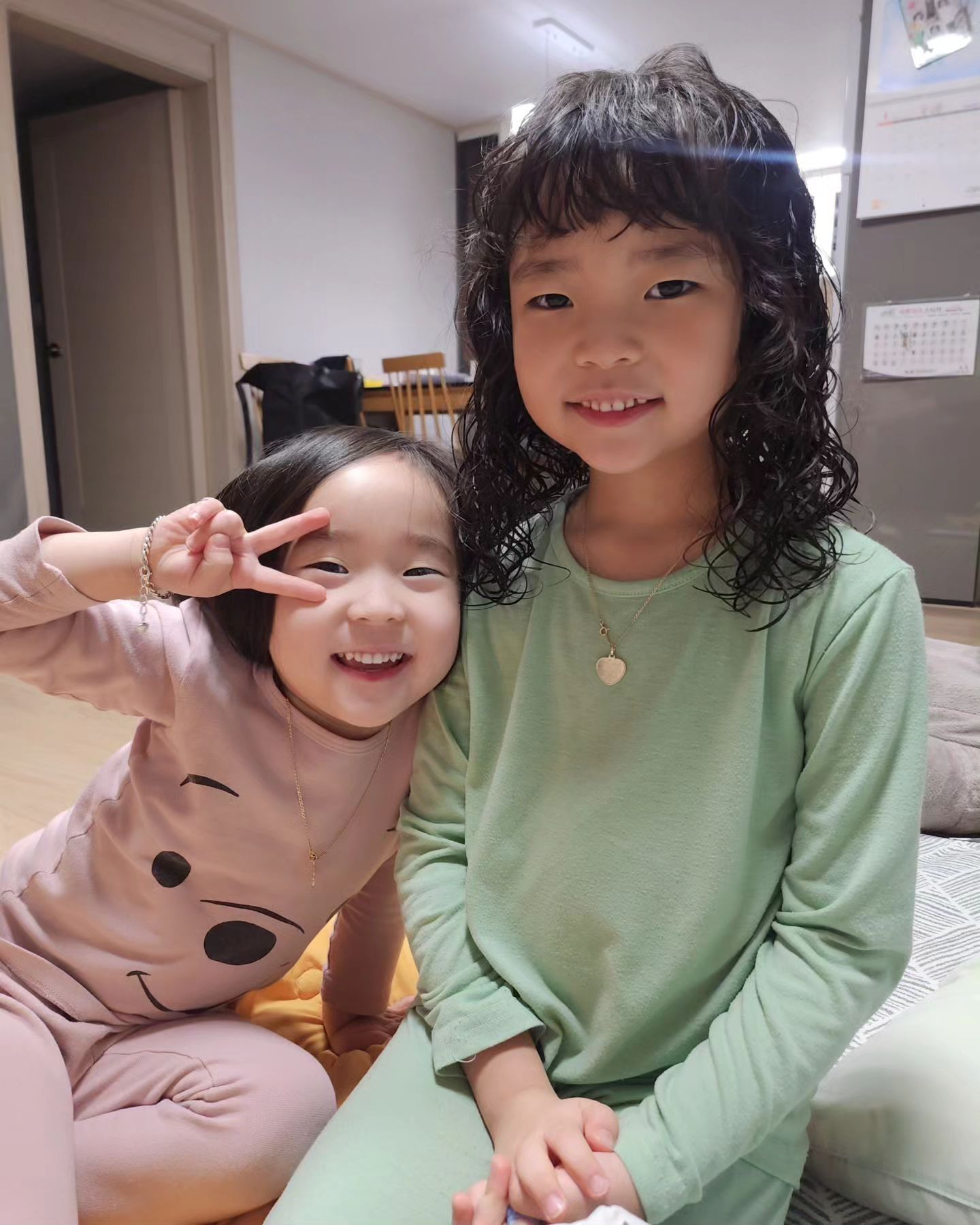 #2호귀여워

오랫만에 피드에 박제♡
아침마다 앞머리빗고 뒷머리 컬 확인하는 우리집작은언니♡
.
.
.
#클수록예뻐지는딸 #제법친구처럼 #티키타카쌉가능 #귀여워