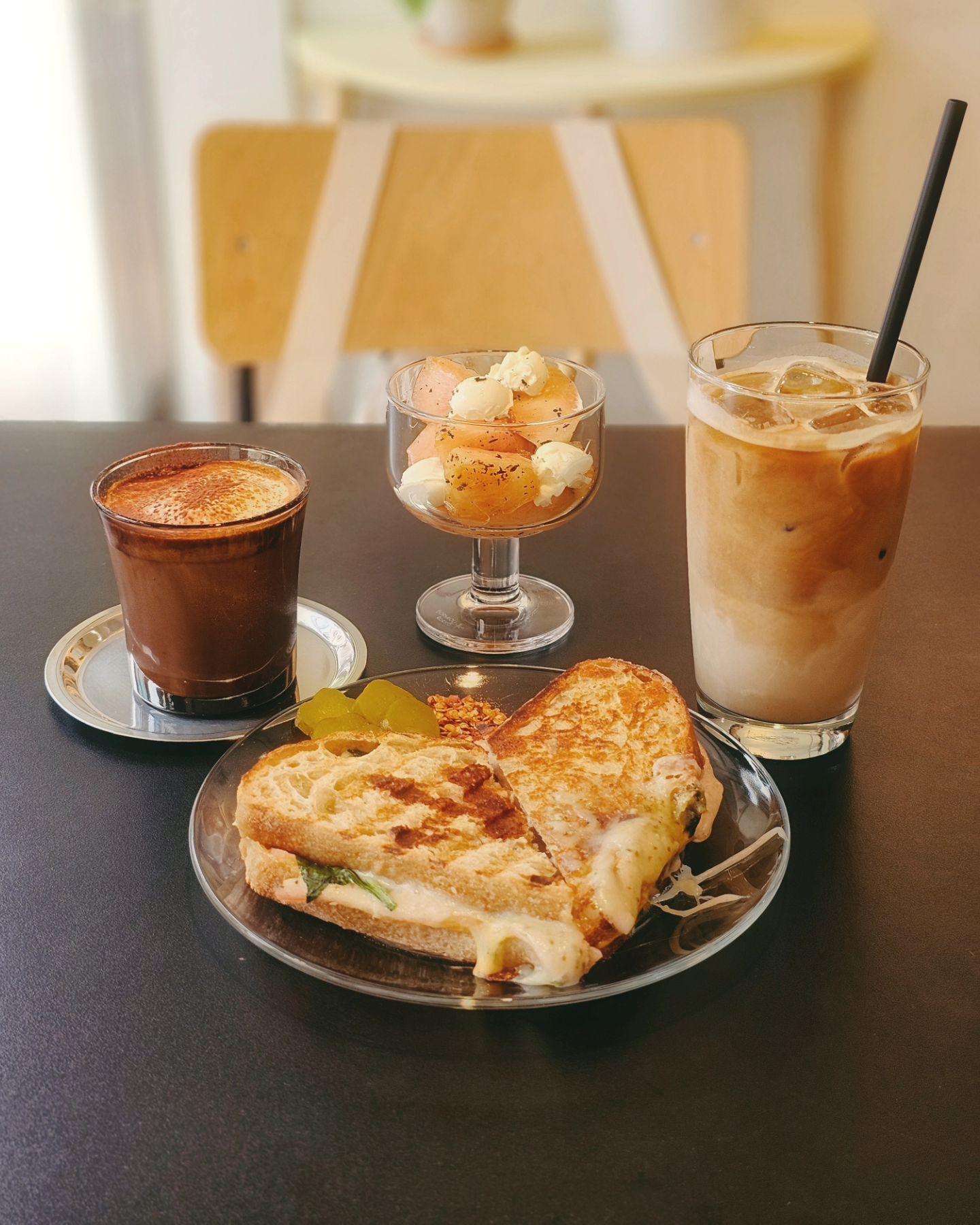 그루타🧀
⠀
⠀
⠀
🥞그릴샌드위치
🥞복숭아얼그레이마리네이드
☕액설런트라떼
☕아이스라떼
⠀
⠀
작지만 귀엽고 분위기 좋은 사당 그루타
주문한 커피와 그릴샌드위치, 딱복얼그레이마리네이드
모두 맛있었다😋✨
집근처에 있으면 가벼운 브런치와 커피 마시서
자주 가게 될 것 같은 곳😊
도시농부이신 사장님의 아버지가 직접 기르신
감자나 채소 등을 사용해서 메뉴를 만들기도 하신다고,,
'아빠 감자 샐러드' .. 카페만큼이나 귀여운 메뉴이름 ^___^❣️
⠀
⠀
⠀
Heart Score : 💖💖💖💖🤍
⠀
⠀
⠀
*̩̩̥*̩̩̥ ୨୧ ⑅ ୨୧ *̩̩̥*̩̩̥
사당 그루타
seoulgruta
✼• ┈┈┈┈┈┈┈┈┈┈┈┈┈┈┈┈•✼
📍서울 동작구 사당로26길 77
⏰월, 수, 목, 토, 일 08:00~18:00
금 08:00~16:00
📅화요일 휴무(변동사항 인스타확인)
🐕반려동물 동반가
🚗주차 불가
✼• ┈┈┈┈┈┈┈┈┈┈┈┈┈┈┈┈•✼
⠀
⠀
⠀
⠀
⠀
#사당카페 #이수카페 #사당카페추천 #이수카페추천 #서울카페추천 #카페스타그램 #커피스타그램 #서울커피투어 #서울카페투어 #서울디저트투어 #서울디저트탐방 #서울디저트맛집 #서울커피맛집