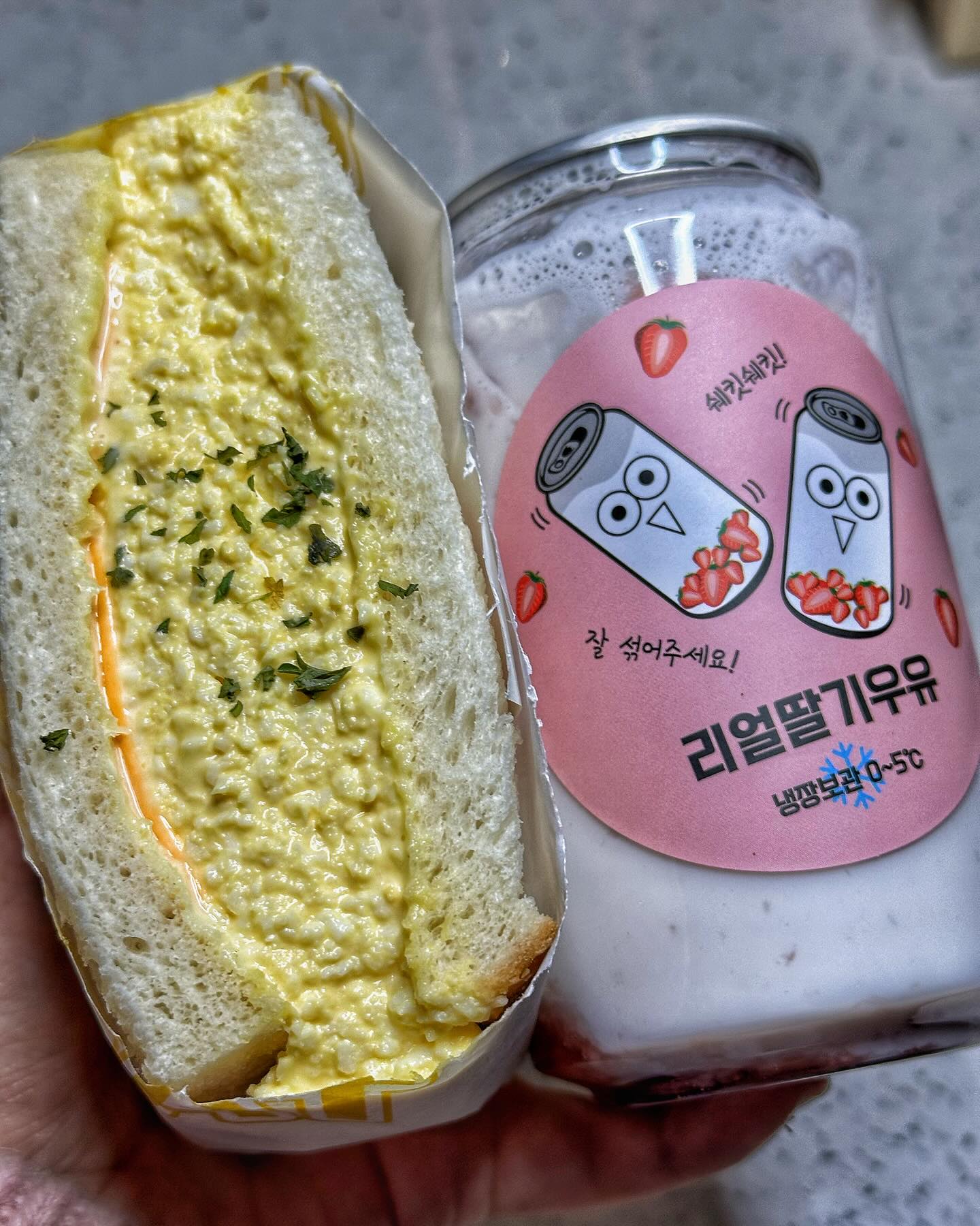 #협찬 신규매장이 한달에 10개 이상씩 생기는 요즘 뜨는 카페
ucandoeat cafe_ucandoeat 

캔포장으로 유명한 유캔두잇이 수원 정자동에 생겼다고 해서 달려갔어요~💝

배달이나 포장만 체계가 잘 되어 있다구요?
 요기 매장 엄청 넓어요~ 깔끔한 매장 식사도 추천!👍

정류장 바로 앞에서 인지 포장해서 가져가시는 분들도 많으시더라구요! 저두 집가는길에 들러서 포장! 
캔포장이라 조심스럽게 들고가지 않아도 편리하게 가져갈수 있고 온도 유지도 되니깐 넘 좋드라구요

1. 에그마요샌드위치 : 6,000원
브랜드지만 매장에서 직접 계란을 으꺠서 만들어서 인지 공장제품의 맛과는 확연이 차별된 맛이더라구요. 부드러우면서 속이 꽉찬게 고소하게 맛이 좋아요!

2. 리얼딸기우유 4,500원
사이즈는 작은거 큰거 선택할수 있는데 전 꼬마캔으로! 
1.1리터 대용량 보틀로도 주문 가능하지만 ~ 에그마요도 양이 많아서 꼬마캔 330ml로 ! 리얼 딸기가 들어있는 우유가 달콤하면서 맛이 좋아요^^

⚠️ 수원 정자점 오픈 이벤트도 진행 중이랍니다!
15,000원 구매시 아메리카노 1 + 1 쿠폰도 줍니다 개이득^^
가성비 좋은 커피&음료 종류도 많고 디저트나 사이드도 많이 있어서 이번 모임때 단체 주문 좀 해보려구요!

📍 유캔두잇 수원정자점

📌 경기 수원시 장안구 송정로 104번길 2 1층

⏱️ 영업시간 월-금 08:00-22:00 (라스트오더 21:30)
 금, 토 09:00-24:00 (라스트오더 23:30)

📞 0507-1426-0858

🔆 배달, 포장, 주차는 수원종합운동장 주차 이용가능 ( 최초 30분 600원, 추가 요금 10분당 300원, 최대 7,000원)

#딸기우유🍓 #에그마요샌드위치#에그마요#캔음료#유캔두잇수원정자점#정자동맛집추천#수원정자동맛집#수원정자동카페