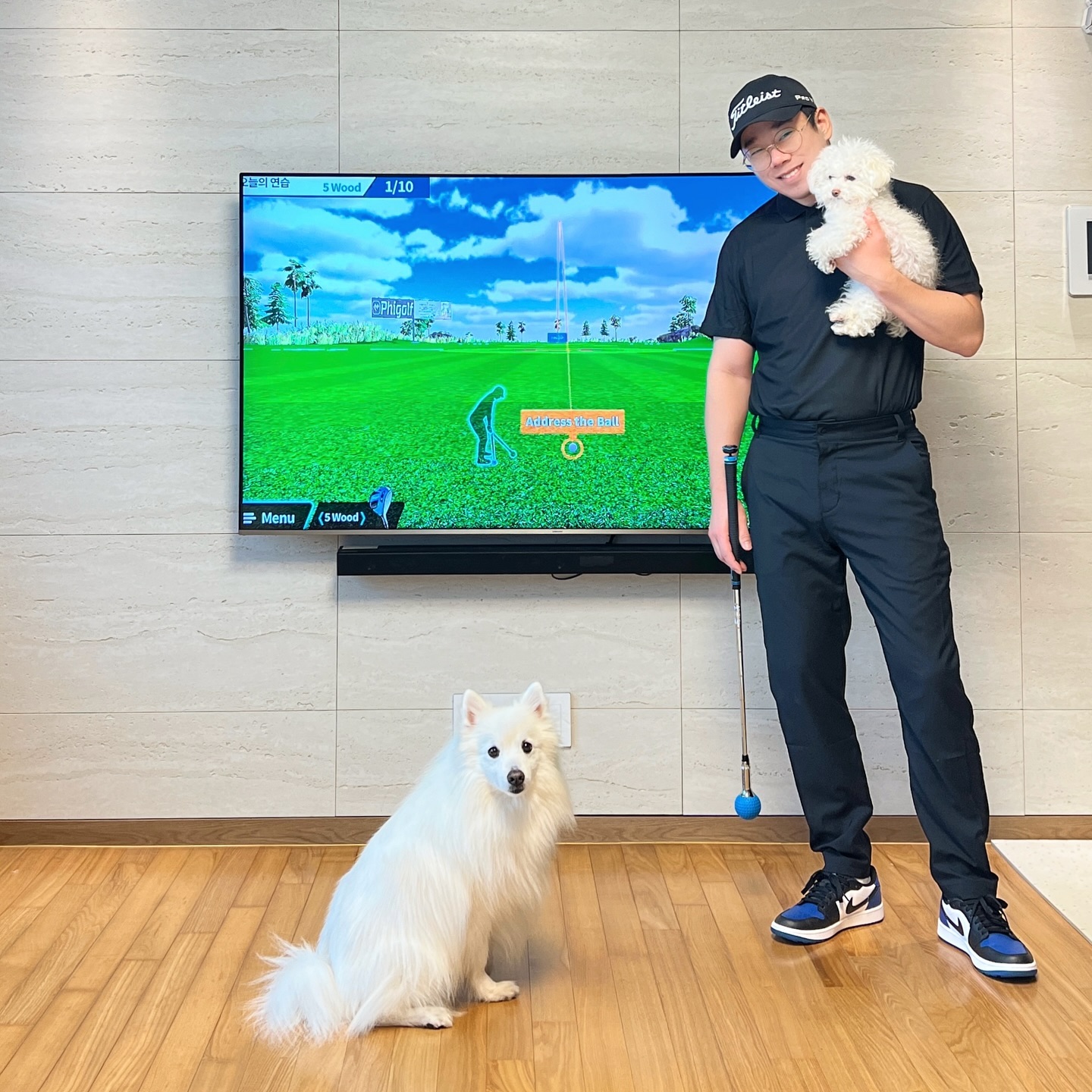 집에서도 골프연습 완전 가능🏌🏼🏌🏻‍♀️

파이골프2와 함께 하는 홈 스크린골프!
스윙부터 퍼팅라인까지 3D뷰로 
데이터 분석은 물론 전세계 여러곳의
필드에서 라운딩까지 가능하니
이젠 집에서도 언제든지 골프 칠 수 있다구요! 

스마트폰, 태블릿, TV 등 다 연동되고
스윙 트레이너는 실제 7번 아이언 무게와 
같은 무게로 실제 골프 클럽을 스윙하는것 같아요! 

왼손잡이도 사용가능하고
장소, 시간 구애 받지않고 
플레이 가능해 너무 좋아요! 

라운딩은 최대 4인까지 가능하니
친구들이랑 같이 플레이하기도 최고! 

앞으로 루리네와 함께 할 파이골프2 기대해주세요💛

#골프 #파이골프2 #파이골프 phimanagers