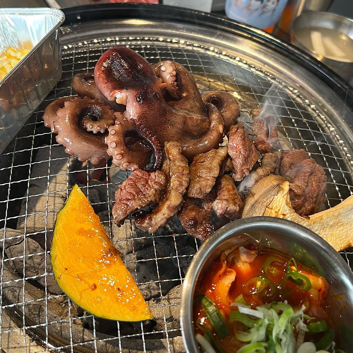 🧸삼우금형축산🧸 #협찬 #리뷰노트 

샌드위치 판넬로 된 공장건물을 개조해, 깡통집 컨셉의 양념소갈비살, 갈비살, 토시살, 통문어 숯불구이 등 소고기 전문점 삼우금형축산입니다😆

100g당 만원이 넘지 않게 소고기를 즐길 수 있어서 가성비👍 옥외영업신고 완료로 날씨가 좋으면 가게 앞에 야외테이블에서 소고기와 생맥주를 즐기실 수 있습니다. (산토리 생맥 3잔 14,000원🤭)

생갈비살은 탑초이스 등급의 소의 마구리뼈에서 발라낸 소 갈비의 순살로 근막과 살코기 지방의 비율이 좋아 풍부한 맛과 부드러운 맛을 모두 느낄 수 있었어요♥️ 소금만 찍어먹어도 고소하고 맛있더라구요🤤 

문어구이는 생문어를 통으로 구워먹는 메뉴로 300g 이하의 작은 문어를 사용해 부드러우면서 쫄깃합니다! 갈비살과 함께 싸서 먹어도 굿👍 술안주로도 찰떡일듯해요ㅎㅎ 

특이한 컨셉에서 고소한 소고기 드시고 싶으신 분들 방문 추천드려용♥️ 

▪️충북 청주시 흥덕구 죽천로89번길 17 

▪️매일 15:30-23:30

▫️소생갈비살 29,500원
▫️문어구이 19,000원

#청주맛집 #복대동맛집 #흥덕구맛집 #청주지웰시티맛집 #청주소고기집 #청주소고기맛집 #청주소갈비맛집 #청주야장맛집 #청주고기집 #청주고깃집 #청주수입소고기맛집