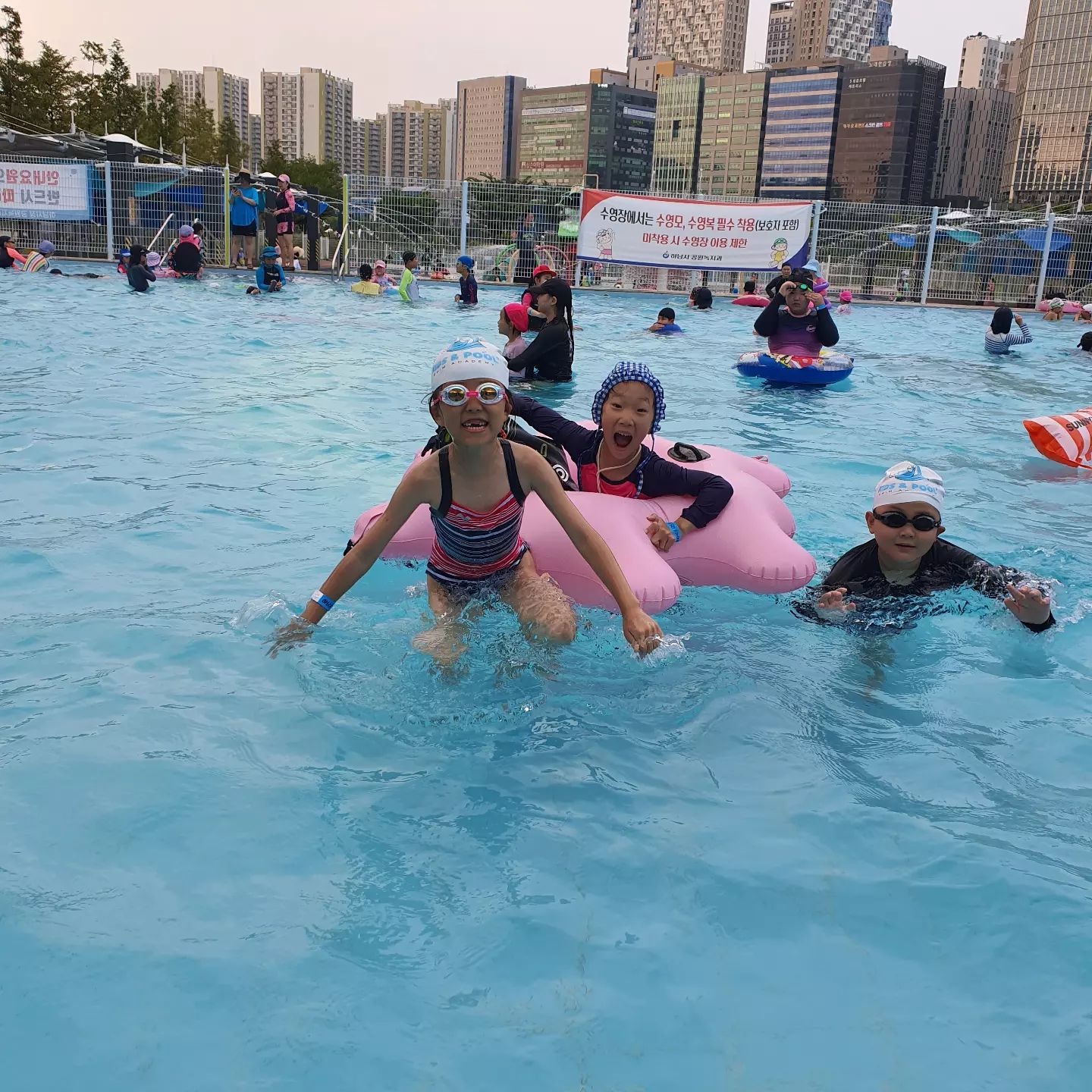 .
방학즐겁게 보내기^^
미사호수공원 물놀이장에서
원없이 물놀이 해보자 ㅎㅎㅎ
미리 예약 못해서 
현장대기해서 입장했어요.

주차도 다행이 성공^^

#미사호수공원물놀이장
#물안경
#초등학생물놀이
#더울땐여기로고고씽
#하남무료물놀이장
#미사무료물놀이장
#셋이서꿀떨어짐
