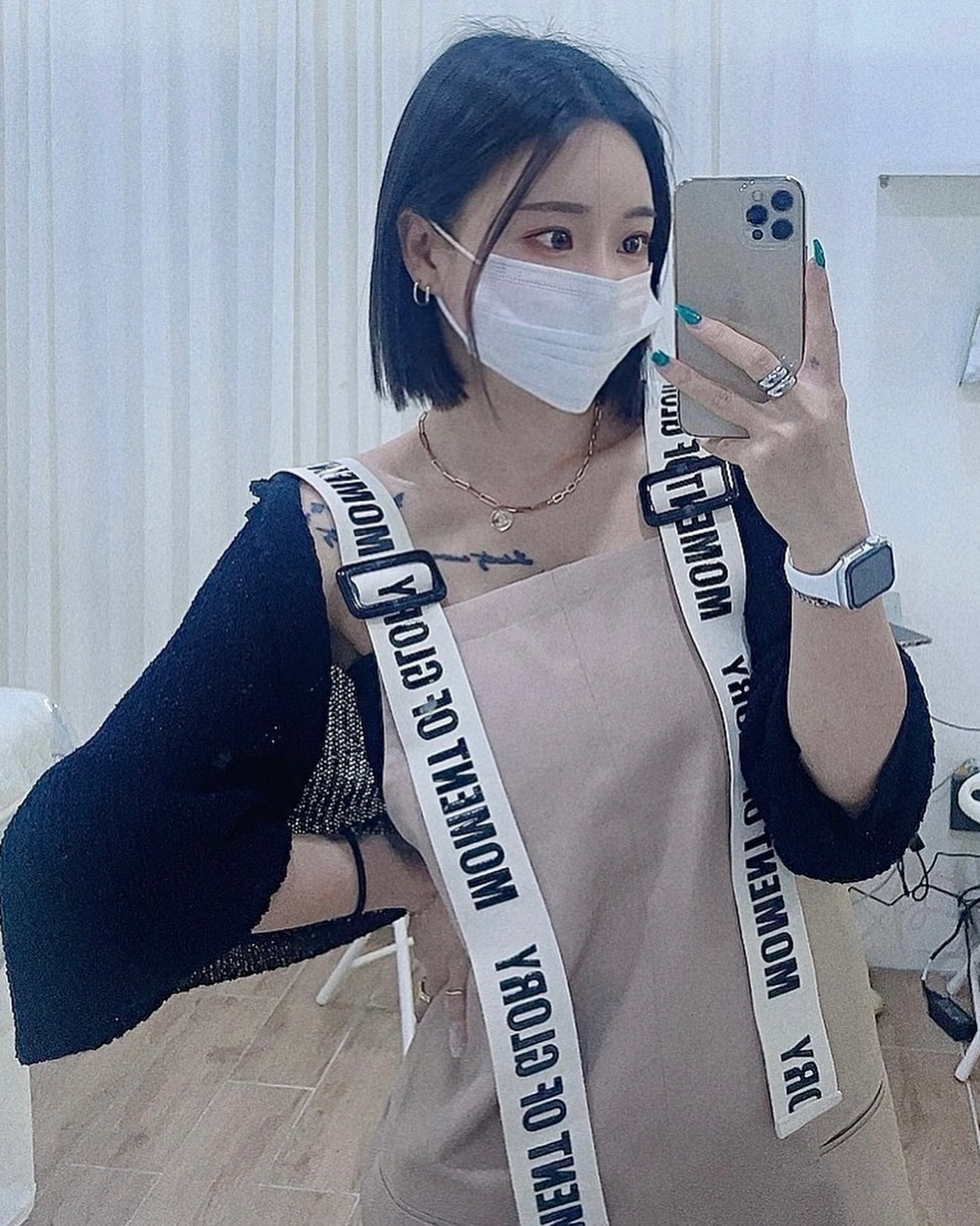 #협찬 예쁜앞치마 입고 일하기🤭
고객님들께서 예뿌다고 해주셔서 너뮤 기분좋은ㅎㅎ

어깨 스트랩을 교체할 수 있는 앞치마로
흔한 앞치마 NO! 앞치마도 스타일리쉬하게👌

미용실 원장닙이 참여해 제작한 앞치마로
머리카락이 들어가지 않도록 플랩포켓 디자인과
무전기, 헤어핀를 꽃을 수 있는 뒤쪽 벨트 루프!

KBS “생생정보통” 출연하고
인천공항 면세점 입점한 앞치마🔥

 

 

⠀
⠀
⠀
 #오하뷰티 #블루메종 #미용실앞치마 #린넨앞치마 #예쁜앞치마 #미용앞치마 #일회용앞치마 #어린이집앞치마 #앞치마쇼핑몰 #주방앞치마#뷰티샵 #대구속눈썹 #범어동속눈썹 #만촌동속눈썹 #대구왁싱 #범어동왁싱 #만촌독왁싱 #beautymodel #beauty #selfie #daily #instadaily #ootd  #뷰티 #뷰스타그램 #일상 #소통 #뷰티모델