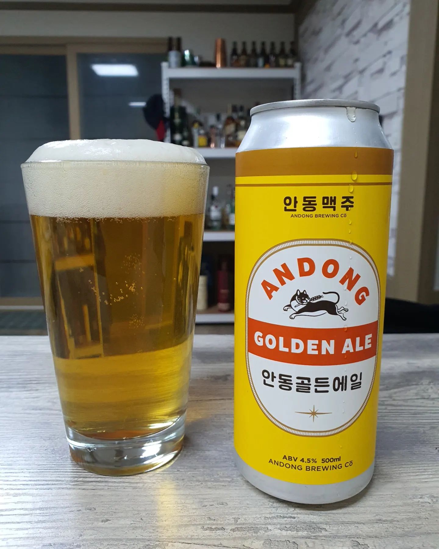 #맥주 #간단리뷰 89 #그날그느낌 
#안동골든에일 #GoldenAle #안동브루어리 
가격 4캔 25000원? (축제 현장구매)
타입 : 골든에일
도수 : 4.5%
IBU : 35
.
#노즈 
밝고 맑은 황금빛. 흰색거품 쫀쫀한편 유지력좋음. 은근 패션후르츠 향이 깔림.
#팔레트 
탄산약함. 바디도 약한편. 목넘김이 좋음. 생각보다 고소함.
#피니쉬 
살짝 쌉쌀한 느낌만있고 쓰진않음. 여운은 짧은 편. 산미없음.
.
어느것 하나 예상을 빗나갔다. 외관으로 그냥 평범하겠구나 했지만 홉향이 많이 다가와서 놀랐다. 마셨는데 또 쌉쌀하진않고 고소하게 평범하게 지나가서 신기했다. 생각해보니 골든에일 그대로 따라가니 딱 맞는 맛같네.
.
#한마디 
누구든 좋아할만한 홉향으로 다가가기 좋은 맥주.
.
.
.
.
#beer #craftbeer #drinks #ale #lager 
#수제맥주 #크래프트비어 #비어라이프 #맥린이 #편의점맥주 #와앤모 #바틀샵 #맥주리뷰 
#조주기능사 #술스타그램 #일상 #맞팔 #소통 #데일리