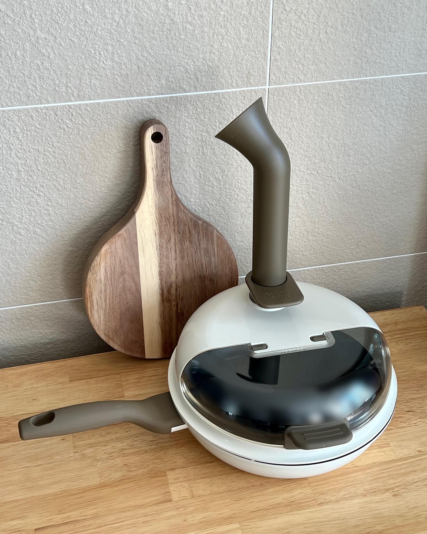 #협찬 🍳

일상을 홈파티로 만들어주는 기본템 #프라이팬 

#쿡밴드 에코프라이팬 SET
▪️28cm 프라이팬 
▪️본체
▪️투명 개폐덮개
▪️덕트봉

✔️대한민국 제조
✔️독일산 GREBLON C3 코팅
✔️인덕션 / 가스 / 하이라이트 모두 사용가능
✔️친환경 플라스틱 / 세라믹 / 무독성 실리콘

코로나 이후로 집에서 요리하는 횟수가 늘었는데
고기 한번 구워먹으려면 기름이 사방으로 튀고
연기로 가득찬 집😱
다 먹고 나면 연기 빼고 기름 닦고 
거기다
요리할 때 나는 매연이 건강에 좋지 않은걸 알면서도
딱히 방법이 없었거든요 😢

✨쿡밴드 에코프라이팬 SET에는 
일반 프라이팬과 다르게 
덕트봉이 있어서 후드로 연기를 바로 슈욱~
요리매연은 잡아주고
사방으로 튀는 기름도 가둬주고
고기는 겉바속 초크초크😍
그동안 요리 후 정리가 여간 귀찮은게 아니었는데 
이제 #에코프라이팬 으로 손쉽게 해결!
역시.. 국산 제품은 달라요👍
.
.
 #에코프라이팬 #주방인테리어
#프라이팬요리 #주방템
