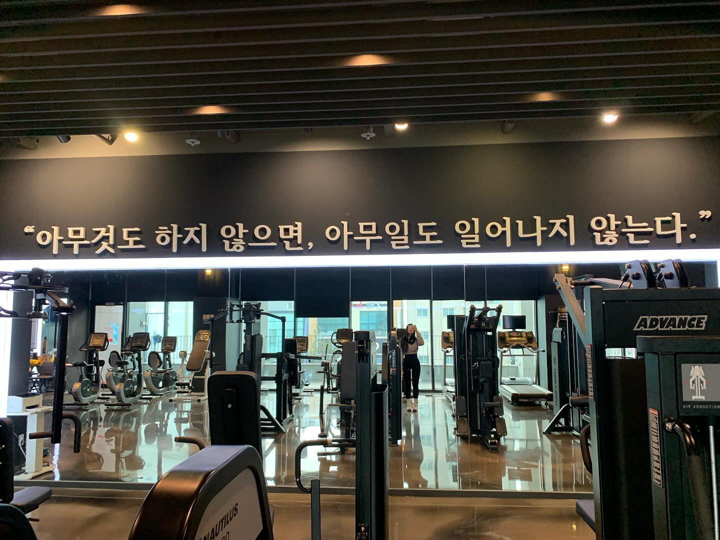 개인적으로 투모어봉명 대표님 조아하는 이유
(고백아님)

과묵하고 말이 많지 않지만
한번씩 툭툭 던지는 말들이 묵직하다

‘아무것도 하지않으면 아무일도 일어나지 않는다.‘

갑상선염, 임파선염, 갑상선기능저하증을 진단받고
몸이 너무 안좋아져서 운동하지말라는 극단의 처방을 받고
헬스는 쉬고 국궁 🏹만 하다가
오랜만에 운동왔더니 유독 더 찔리고 와닿는 문구
여기 올 때마다 이 문구를 읽고 다시한번 마음을 다잡고 각성하게 된다

내가 존경하는 우리 교회 담임목사님은 저번 주 설교에서
’기도하지 않으면, 아무일도 일어나지 않는다.‘라고 하셔서 놀랐다
목사님 투모어 다니시나요 😆

신앙이 있고 없고를 떠나서 
맥락만 보자면 같은 뜻이라고 해도될것 같다

진현대표님도 황목사님도
마인드가 너무 건강하고 늘 내게 새로운 인사이트를 준다
그래서 내가 이 교회 10년째 다니는 이유

마인드가 건강하고 배울 점이 있는 사람 옆에 붙어있어야 한다
그렇게 버티고 있는 것 만으로도 학습이 되고 성장을 한다

다시 정신을 차리고 정진!

헬스는 투모어봉명점
교회는 충남대오메가교회 흐흐