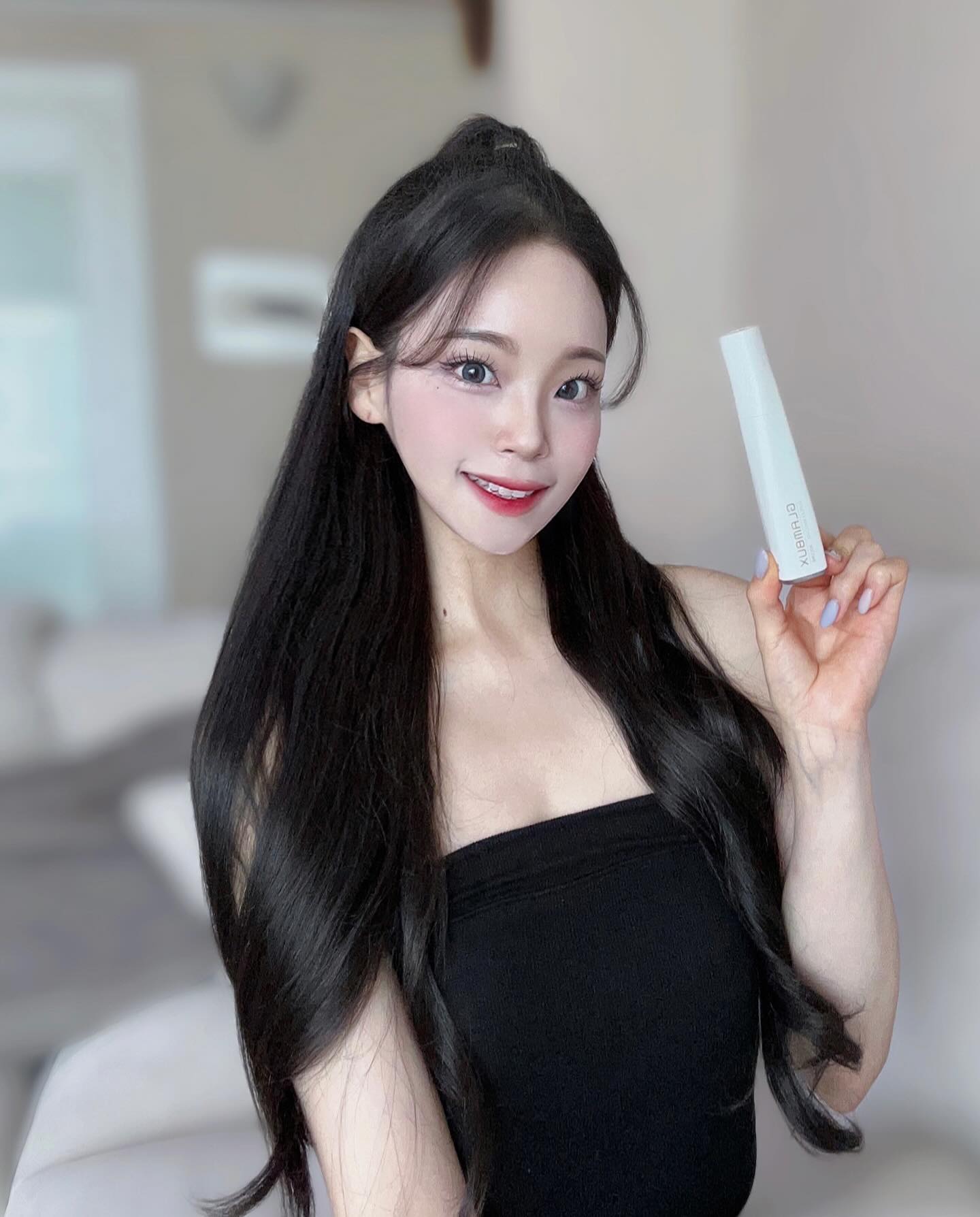 #협찬 glambuxcosmetics ☁️🤍

시중에 유명하다는 마스카라는 다 써본 사람 전데요 ? 드디어 정착템 찾았습니다 ,, 🫶🏻 

글램벅스는 다년간 뷰티 관련 제품을 일본 및 미국 등에 OEM 생산을 맡아온 축적된 노하우 및 제품 기술력을 바탕으로 출시된 브랜드입니당 ! 이 제품은 2022 코스모프로프 어워드 메이크업 부문 위너 1등 마스카라라고 합니당 왠지 너무 좋더라니 ,, 🤍

청담 샵 메이크업 원장님의 최애 마스카라 ! 이 제품 연예인 메이크업용 마스카라라고 하는데용 ? 더욱 강력하게 업그레이드 리뉴얼 되어 신규 출시되었다고 합니당 !

🏷️ 볼륨 : 뭉침 없이 풍성한 인형 속눈썹
🏷️ 롱 : 번짐 없이 더 길고 가벼운 속눈썹
🏷️ 컬픽스 : 뷰러 한 듯 완벽 컬링, 쳐짐 없이 강력 고정 

제가 사용하면서 너무 좋았던 점은
🏷️ 브러쉬가 하나가 아니라 바르는 브러쉬, 빗는 (정리) 브러쉬, 디테일 브러쉬 3가지 형태
🏷️ 바르고 빗어주기만 하면 뭉침 없이 발라지기 때문에 초보, 똥손도 쉽게 사용 가능
🏷️ 워터프루프 마스카라라는 점 ! 

안 살 이유가 없는 장점만 가득한 마스카라 추천드려요 ☁️🤍

#협찬 #글램벅스 #글램벅스마스카라 #눈커지는마스카라 #특허마스카라 #특허브러쉬 #빗는마스카라 #마스카라추천 #안번지는마스카라 #뭉치지않는마스카라 #연예인마스카라 #청담샵원장최애템