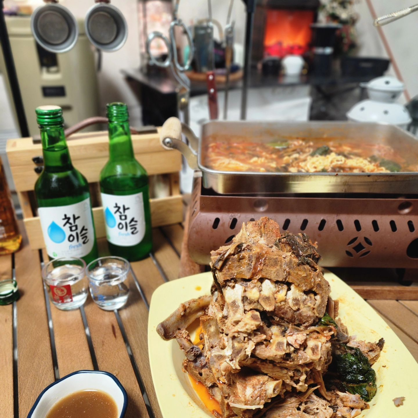 #협찬 #감자탕밀키트
🥘시래기감자탕 전문점 전원집🥘

퇴근 후 아내랑 함께 보글보글 감자탕 끓여서
쐬주한잔하면서 #홈캠핑놀이 #홈파티즐기기

집에서 간편하게 끓이기만 하면 되니 편하고
택배로 즐길 수 있어 언제 시켜도 맛볼 수 있다죠🤭

100% 국내산 등뼈‼️
100% 국내산 시래기‼️
사용하여 조리하는 전원진 감자탕✔️

잡내없고 부드러운 살코기에 3인분이지만 4인분 같은 양에
우거지 또한 중국산이 아닌 100% 강원도 양구 펀치볼 시래기로
질기지 않고 부드러우면서 푸짐하게 들어있어 좋더라고요👍

또한, 전원집 감자탕은요✔️

2020.10.21 KBS 생생정보에 방영된 감자탕 맛집으로
2023.11.23 에도 SBS 생방송 투데이 소문의 맛집 코너에
소개되기도 한 곳이라고 하더라고요👏👏👏

직접 가서 맛봄 더 좋겠지만 맛나다는 감자탕을 배달오는 것처럼
택배로 받아 맛볼 수 있어 좋고 야채+라면사리까지 함께 배송되니
온가족이 함께 먹기에도 좋은 알찬 구성이 아닐까합니다😉

넉넉한 양으로 국내산 재료로 만든 #전원집감자탕
집에 손님올때나 캠핑갈때 챙겨가기에도 좋지 싶어요

🏷구매좌표 jeonwonjib
👉자세한 링크정보
https://smartstore.naver.com/jeonwonjib/products/5169284112

#감자탕맛집 추천 #전원집 #캠핑음식
#밀키트맛집 #감자탕 #시래기감자탕 
#전주감자탕 #집들이음식 #홈파티메뉴 
#택배맛집 #전원집감자탕택배 #일상🌱