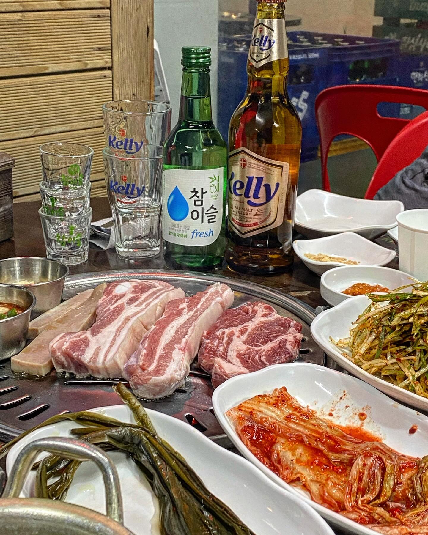 ▪️2024.03.08 #제주오름고기

두툼한 오겹살 자비없이 모두 내 입으로,,🐖
육향부터 육즙까지 뭐 하나 빠지지않는 퀄리티여따
불금에 동네 어딘가 숨겨져있는 로컬맛집이라니
나도 이제 찐 술꾼들의 입맛으로 입성한듯 !

상 다리 부러지게 나오는 밑반찬에 껍데기 서비스까지 갓벽
된장짜글이(=된장술밥) 진짜 이거만 줘도 소주 뚝딱,,
구수한데 짭쪼름한 된장찌개에 밥 듬뿍넣고 팔팔 끓인맛?
진짜 베스트인데 또 냉면까지 끝내준다🥲

우리집 앞이 아닌것에 아쉬워하면서 2차로 옮겨버리깅!

▫️제주오겹살 15,000원
▫️짜글이(된장/김치) 6,000원
▫️냉면(물/비빔) 6,000원

🏠서울시 노원구 상계동 746-5

#제주오겹살 #제주흑돼지 #짜글이 #냉면
#노원맛집 #상계맛집 #중계맛집 #하계맛집
#삼겹살 #참이슬 #켈리 #술스타그램 #먹팔
