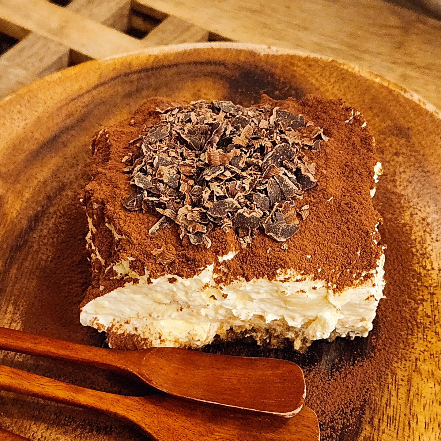 오늘은 성신여대 하우투의 🤎티라미수🤎
cafe_howto #리빵_성신여대 #리빵_하우투

여러분...🥹 저 진짜 티라미수 맛집 찾았어요!!! 성신여대 근처에 있는 하우투라는 카페인데, 티라미수 맛집으로 유명해서 한번 가봤는데 진짜 취향저격 제대로 당했어요🫠

여기 티라미수의 특색이 뭐냐면, 마스카포네 치즈 크림 사이사이에 치즈 덩어리가 들어가 있다는 점이에요! 얇은 시트 위에 부드럽고 고소한 크림이 가득 들어 있는데, 크림 중간에 덩어리진 치즈가 씹히면서 꾸덕꾸덕한 식감과 진한 맛이 너무 맛있었어요🥰🤎

티라미수 위에는 초콜릿 조각들이 뿌려져 있어서 달콤한 맛도 더해지더라고요😋

전체적으로 커피 풍미보다는 치즈의 풍미를 극대화한 티라미수였어요! 부드러우면서도 녹진한 마스카포네 치즈 크림이 진짜 환상적인 곳이었어요🤤💕