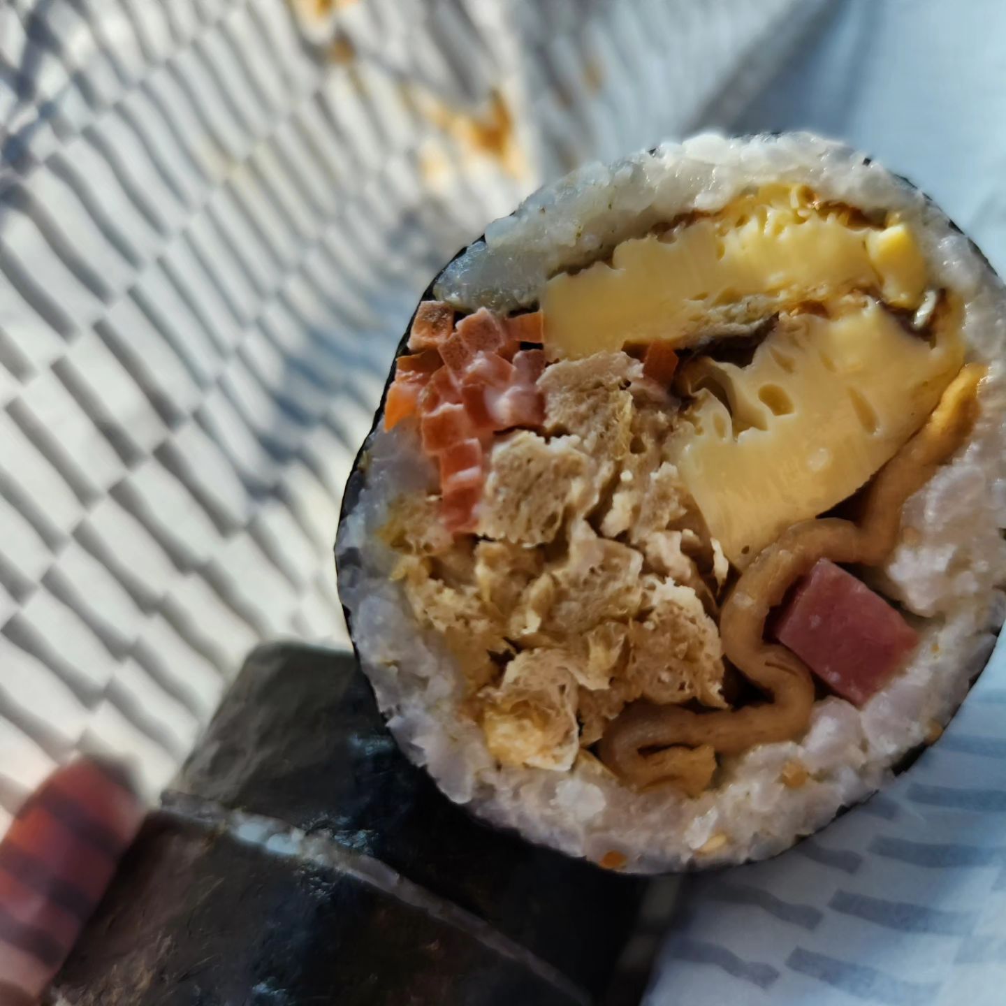 엄마김밥이 제일 맛있어- 라며 사온 김밥은 쳐다도 안보던 아토가 음~~ 맛있어라며 한줄을 순삭했다
이제 좀 편해졌다 싶으면서도 이 아쉬움은 뭐지ㅋㅋㅋ
깔끔한 #하하김밥 두툼한 계란지단이랑 유부, 어묵이 들어가 아이들 먹기 좋고 왕추천 메뉴인 #참진미 김밥은 매콤함에 깜놀ㅋㄷ
#제육김밥 뭐 그냥 제대로 한쌈 먹는 기분
다양하게 든든하게 한끼 굿이얌

#제주김밥 #노형동김밥 #제주맛집 #하하김밥 #맛스타그램 #순삭 #이랬는데요래됐슴당