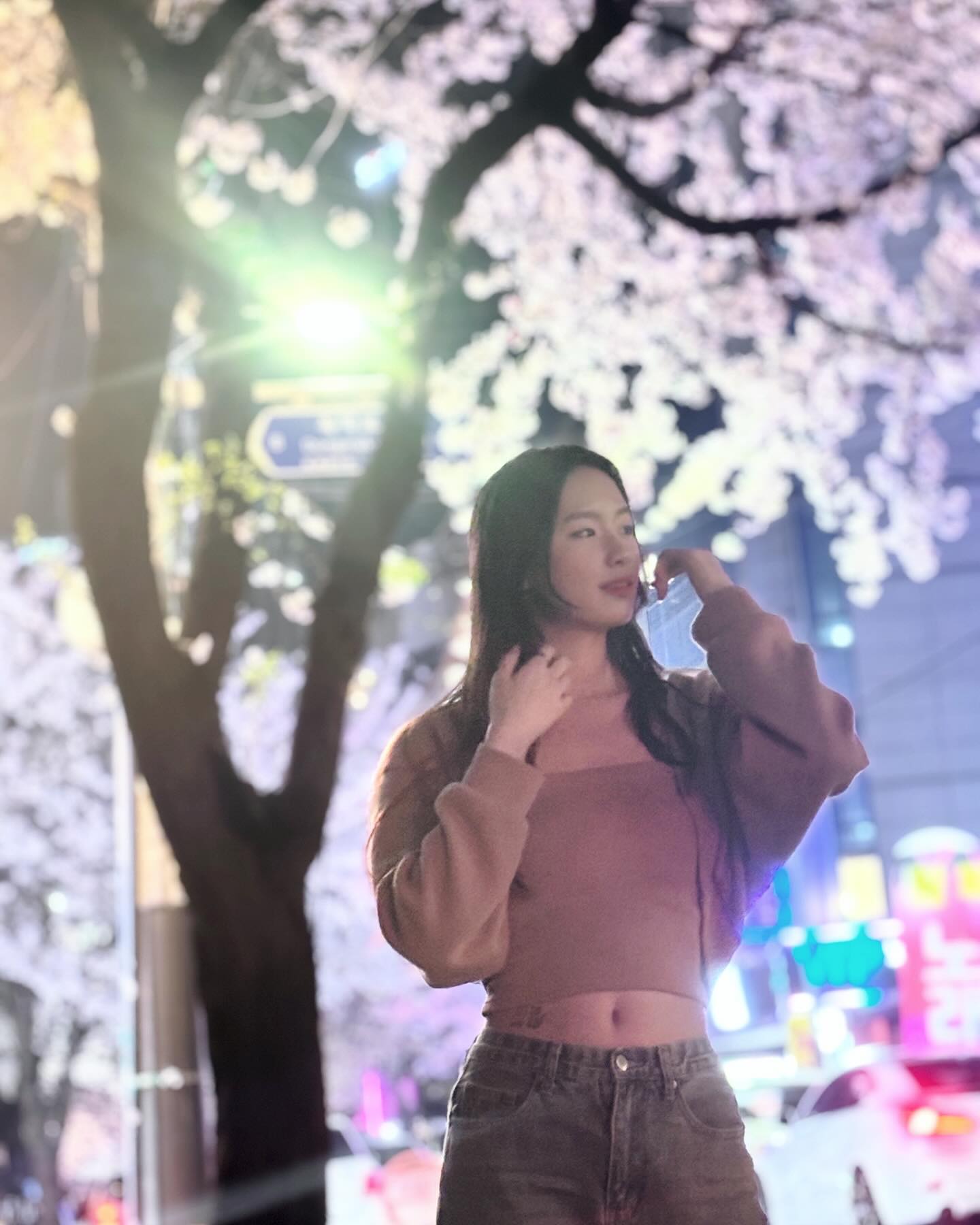 한참 늦은, 이미 다 저물어버린 벚꽃 사진 올리기•••🌸🫧
꽃은 지기에 아름답고 돌아오기에 기다려진다지만
올 봄은 꽃구경 나들이를 제대로 못 갔다구 ｡° ૮₍°´ᯅ`°₎ა °｡ 
루프탑에서도, 벚꽃나무 앞에서도 열심히 찍어준 웅니들 고마워💗

-

#벚꽃🌸 #합정벚꽃거리 #루프탑
