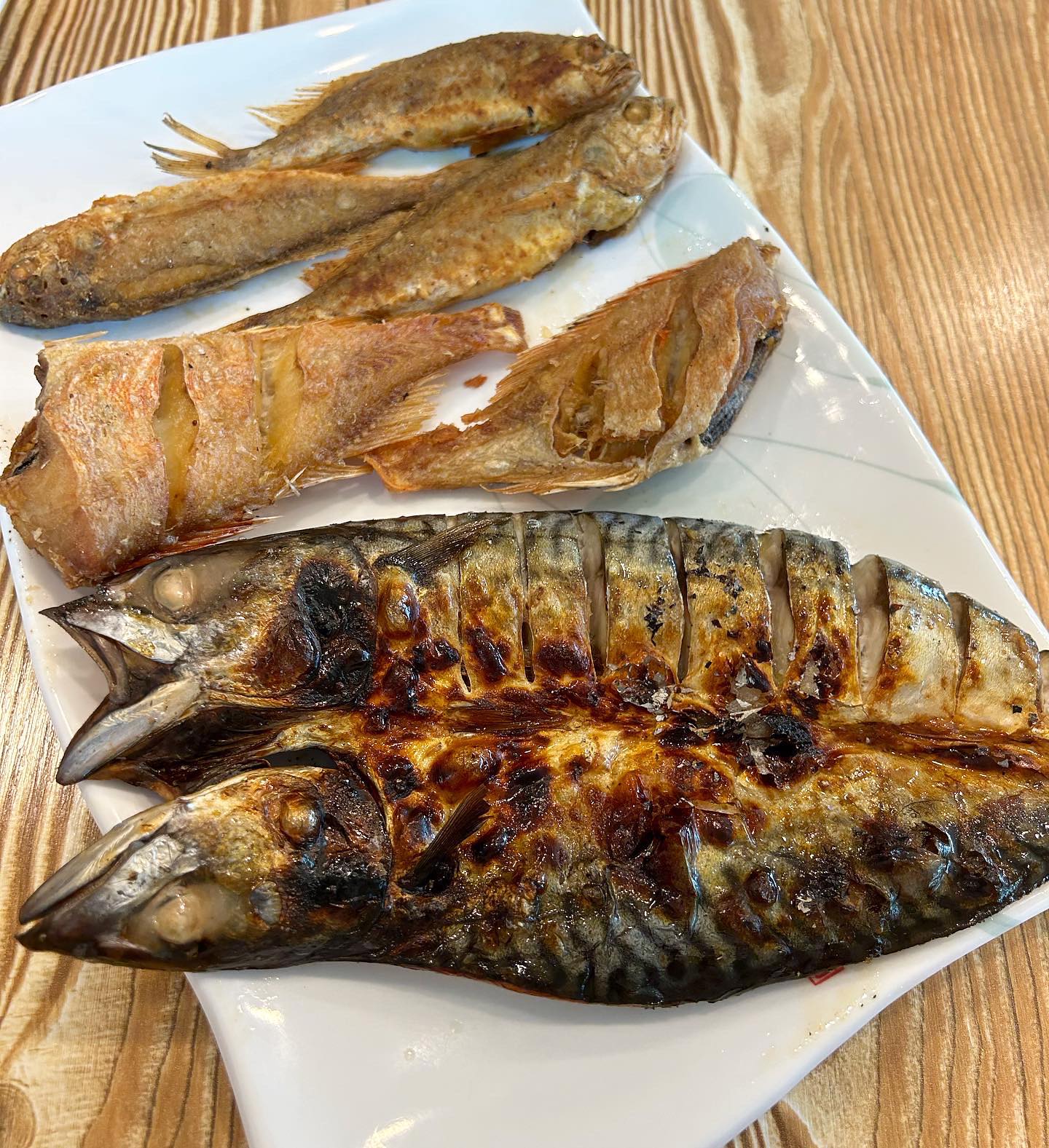 #광고 🐟 더자반완주점

역시 음식은 전라도여라 ~~~
#생선구이 너무 맛있다 ‼️‼️
동치미 진짜 끝내주는 맛이었음
고르곤졸라 피자까지 배터짐
서비스로 주신 저 과자(?)까지
진짜 맛있었당 👍🏻👍🏻👍🏻

저 과자이름 아시는분??

진짜 맛있게 잘 먹고 왔습니다 
🐟🐟🐟

#더자반#더자반완주점
#완주맛집#완주여행#완주생선구이
#완주생선구이맛집#완주맛집추천
