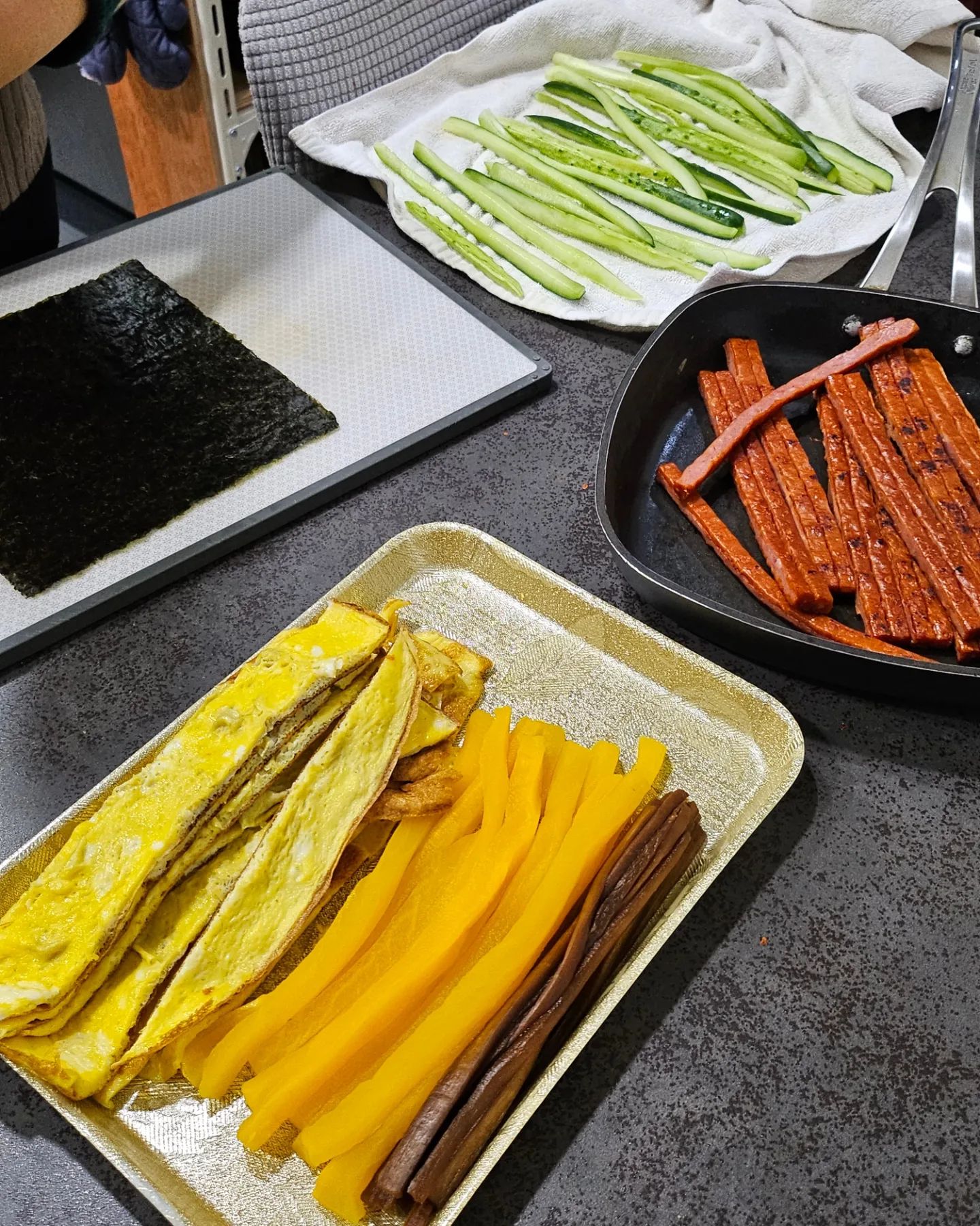 어쩌다사장3를 보다 갑자기 엄마는 김밥 먹을까? 하더니 마트에서 재료를 사오고 30분만에 준비를 끝낸 후 10줄의 김밥을 말기 시작했다. 역시 사먹는 김밥과는 차원이 다른 엄마 김밥✨️

엄마가 음식솜씨가 좋다는 것은 축복이다. 그래서 나는 살이 찌고...(핑계)

#어쩌다사장3 #김밥의연결고리 #엄마김밥 #김밥맛집 #요리솜씨 #김밥최고 #엄마💕 #슈니_여주