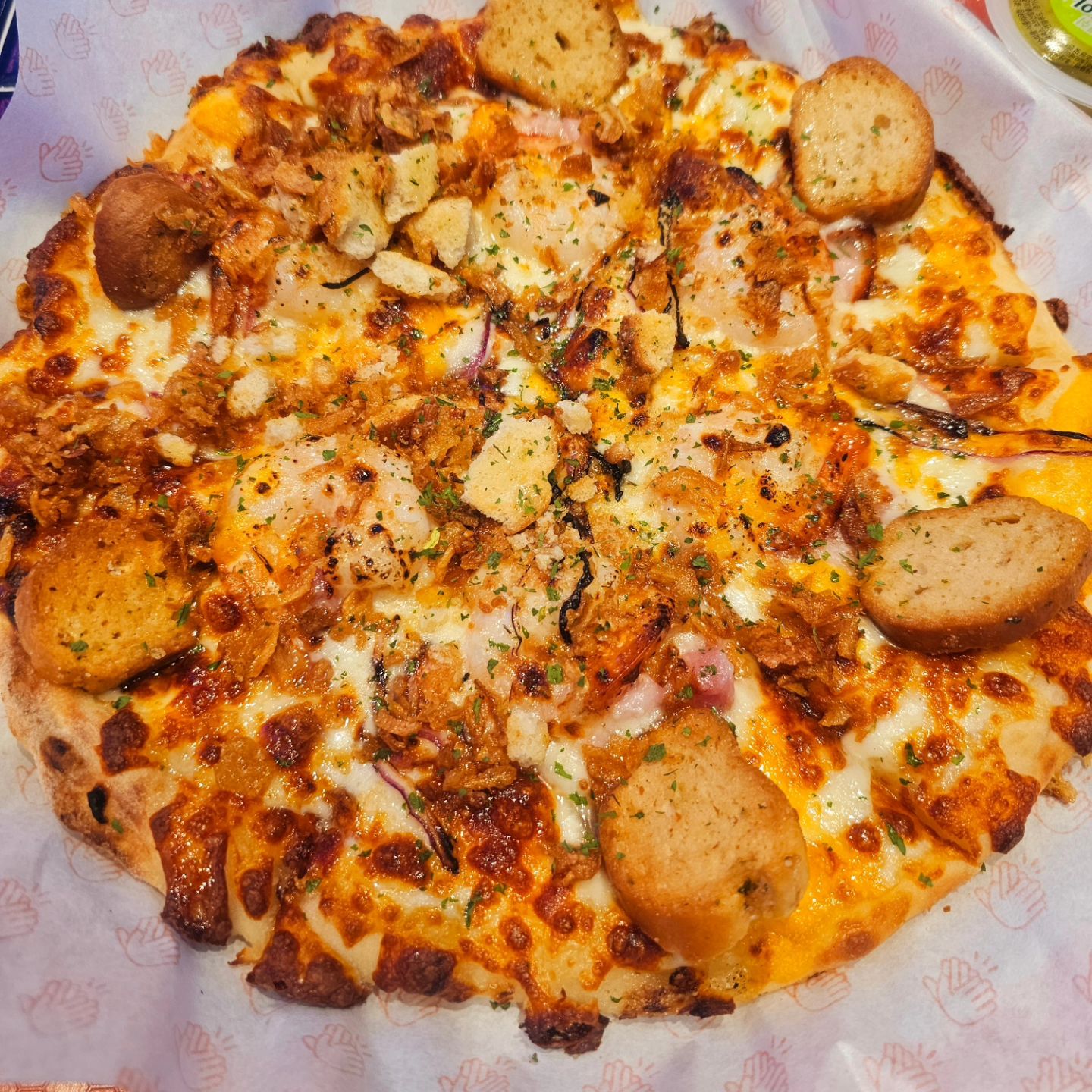 #협찬
💟 클랩피자 (가산디지털단지역 맛집)

전 도X노 피자 직원으로써 피자에 진심인데
가디에 맛있는 피자집이 생겼다고해서 가봤어요~
가자마자 웨이팅이 길어서 놀랐어요!
일단 피자맛은 도X노보다 훨~씬 맛있습니다!!👍🏻

클랩피자 가산점을 시작으로 천안 아라리오, 
대구 빌리브헤리티지, 샤로수길, 부산 롯데백화점 광복점 등 
전국적으로 클랩피자가 오픈 예정이래요~

6월 한 달 동안 배민, 쿠팡이츠에서 
최소주문 금액 이상 주문 시 2,000원 할인쿠폰을
증정하는 이벤트가 예정중이라고 하네요!

또한 각 지역 오픈 시 매장 이용 고객에 한해 
선착순 100명 쿠폰팩 증정 예정이래요!!
3만원 이상 현장 구매시 6개월 간 사용할 수 있는 
지류 쿠폰팩 증정 (매장, 포장 이용에 한함)🥳

> 추후 신규 매장 오픈 시 마다 선착순 각 브랜드 100명
1) 주문금액 상관 없이 5000원 할인 쿠폰
2) 디스펜서 음료 두 잔 쿠폰
3) 파스타 or 떡볶이 中 택1
4) 5만원 이상 구매시 1만원 할인
5) 라지 1판 주문시 퍼스널 1판 무료증정

5가지 모두 지급 예정이라고 합니다~!!

#가산맛집 #가산데이트 #가산데이트코스 #가산핫플 
#피자맛집 #피자추천 #클랩피자 #clappizza 
#서울맛집 #맛집추천 #맛집탐방 #피자스타그램