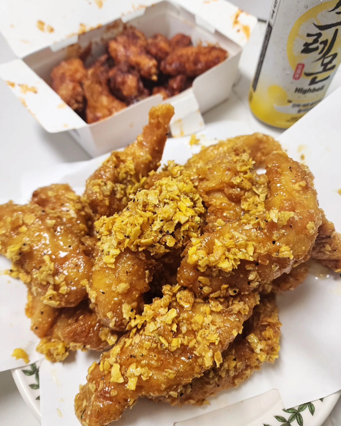 #광고 #협찬
교촌신상 옥수수통안심 🌽
단짠 교촌 오리지널 소스를 베이스로 하여
고소-한 옥수수향 가득 바삭한 옥수수 후레이크가
짠뜩 뿌려진 교촌 옥수수통안심 치킨🧡
믿고 먹는 교촌! 이번 옥수수시리즈도 넘 맛있음

✅️ 협찬
kyochon_official
#교촌치킨 #QSC서포터즈요원 #교촌옥수수통안심 #치맥
.
.
.
.
#레드콤보 #술상 #술안주 #맥주 #배달음식 #신상치킨 #신상간식 #홈포차 #맛집 #술 #안주 #야식 #먹스타그램 #먹스타 #맛스타그램 #홈파티 #오늘뭐먹지 #교촌 #치킨 #foodie #먹팔 #먹팔해요 #먹스타맞팔