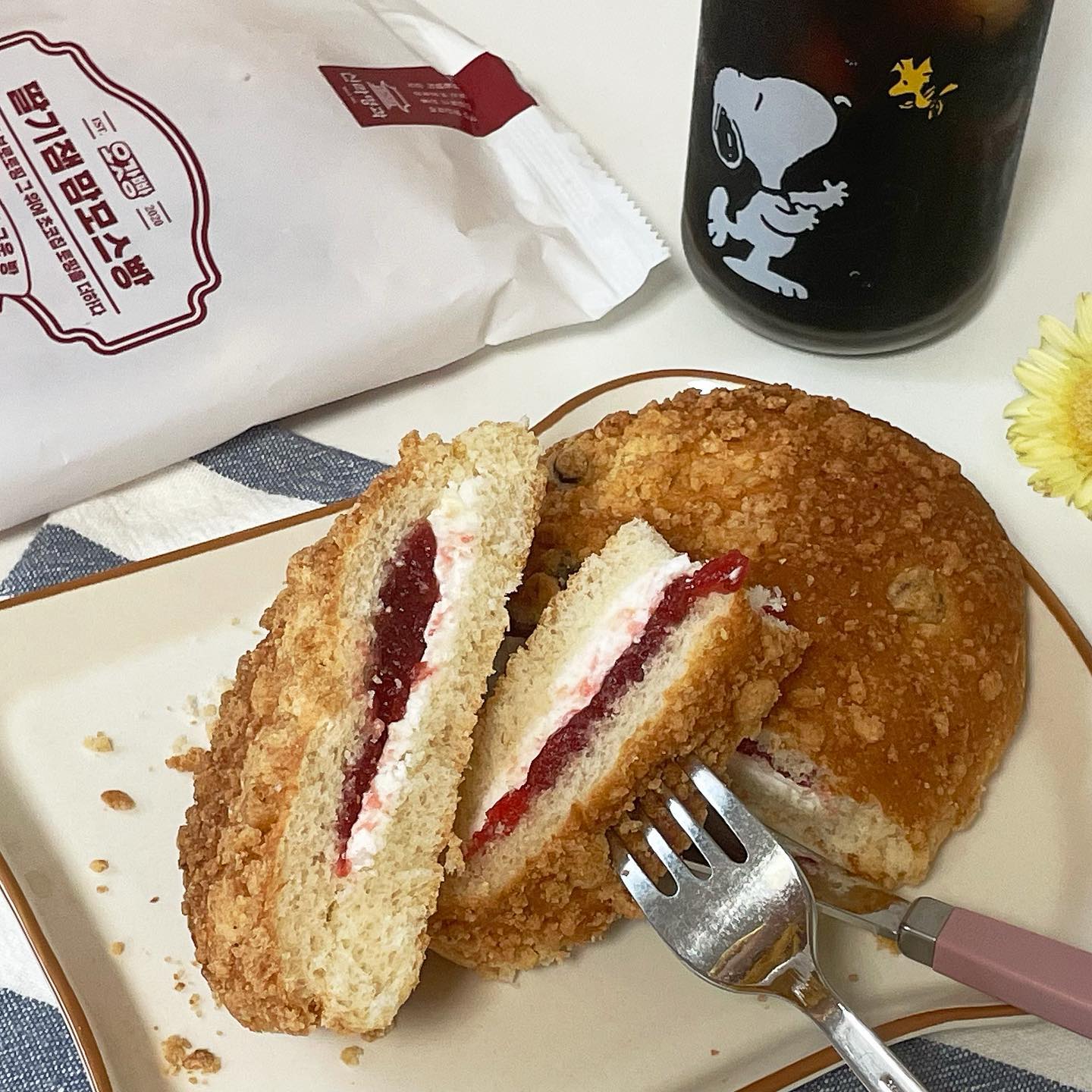 #제품제공 shillabakeryi 
연휴 마지막 빵모닝 🍞
⠀
신라명과에서 딸기잼맘모스빵이 출시되었어요 !
요즘 약과, 개성주악 등등 #할매니얼 디저트 대유행인데 맘모스빵도 껴주라 줘 ,,, 💛
⠀
소보루 토핑 위에 초코칩이 콕콕 박혀있고 크림과, 딸기잼이 들어있어요 🍫🍓
⠀
✔️솔직한 맛 평가:
빵이 퍼석할줄 알았는데, 프랜차이즈 소보루빵만큼 촉촉하고 !! 딸기잼이 빵빵하게 들어있어 달달구리합니댜 ＼(^-^)／크림은 마지막 입이 살짝 느끼하긴 했는데 미끌거리진 않았어용〰️ 초코칩은 just 거들 뿐 ,, 초코 맛이 많이 나지 않아요 :)
⠀
하나씩 소포장 되어 있어
피크닉이나 여행갈 때 가져가기 좋을 것 같규 🍞 한끼 대용으로도 매우 든든쓰 ☻ 아이들도 좋아할 것 같은 맛인데용 ! HACCP 인증을 받아 더욱 믿고 먹일 수 있답니당 👼🏻
⠀
#아아메 랑 하나 뚝딱하며 서윗한 모닝 시작 ✨
⠀
⠀
⠀
#신라명과딸기잼맘모스빵 #신라명과 #오갓빵 #신제품출시 #딸기잼맘모스빵 #회사간식 #딸기잼 #맘모스빵 #디저트빵 #딸기잼맘모스 #맘모스빵추천 #빵추천 #빵덕후 #디저트택배주문