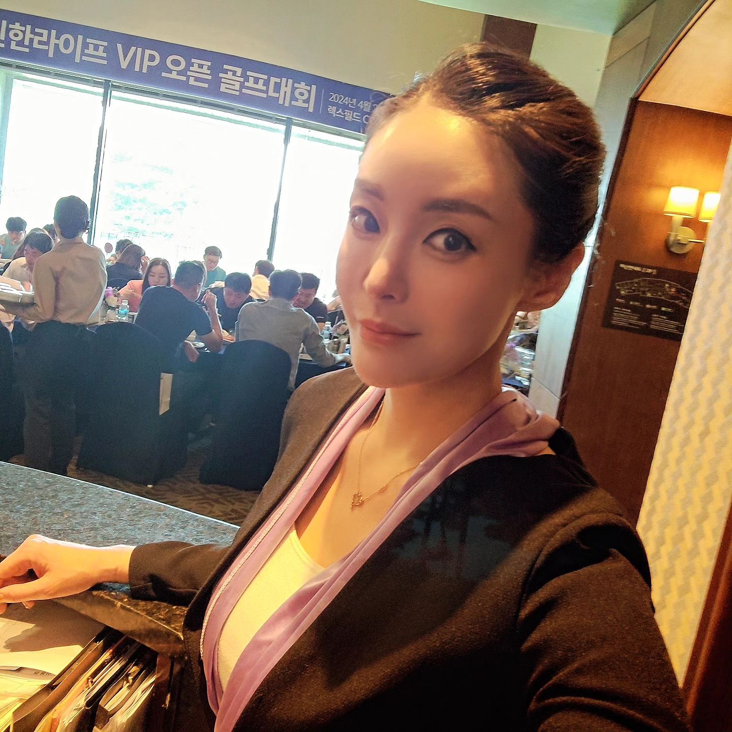 마음에 고생은 얼굴에 드러나는 법..
하루사이에 2kg는 다시 빠진듯😳😭

안색이 챙백하세요..아프세요?..하~~~~🙄😬
새벽2시에 끝나서 새벽 4시에 시작한 하루.,
.
밥 반정도 먹고 한시간 의자에 앉아서 자고나니...
(진짜 피곤했나봐요 파랑이💦 인생에 손꼽히는 사건😍
 중간에 두어번 깼는데 다시 잤어요~~~ㅎ )
.
언니~ 점심 지나니 살아나시네요~ 다른분인줄., 언니예뻐요~♡ 얼굴에 웃음이 가득해요💕💕🥰😍
.
.
.
오늘도 드디어 끝~!! 하루종일 한끼~💗 #만보 달성 ~💗

다들 챙겨주셔서 🙏 #감사합니다 🥰😍

그와중에 반가운 동생까지 mc로 와서 너무 행복했던.,
 언니가 잴 이쁘더라 저번년도, 이번년도 통틀어~~~😍😍😍😍💕꺄아아~~^^~~ 힛💕
#칭찬은 파랑이를💦 날개🍃만들어요💕💕

계속해서  살아가는 것. . 그것이 때론 #죽는것 보다 #힘들다 ..
요즘 그렇네요..마음이..🥲

파랑이💦 솜씨 #쫄면 쫄면과 맛있는 고추장, 상추, 참기름으로 끝~ㅎ #맛있다 #먹부림 #요색녀 #요리하는여자 #관리하는여자 

당연하게 행복한 하루되시길 바래요~💖😊 .
.
버킷리스트 죽기전에 꼭 하고픈😇 
#여주 #곤지암 #집 이 좋앙 🤗
#코코모텔 #golf #골프 
#맞팔 #맞팔 
고고 바로 놀러갈께요~~~🤗😇
.
#좋반 #맞팔 #job #mc #팔로우 #3f4f #fff #ınstagood #렉스필드 #신한은행 #먹부림 #먹잘알 #선물