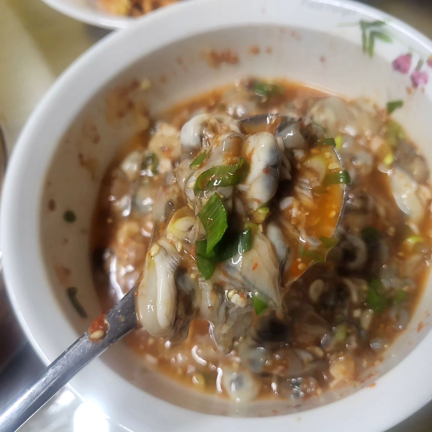 ⠀
어제 따온 굴 냠냠⠀
힘들지만 맛있당 🤗⠀