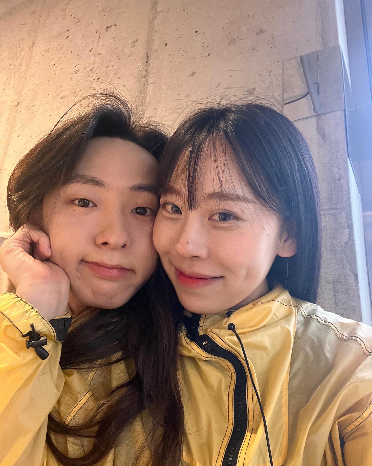 사계절 꽉 채워 보내고 
다시 꽃놀이 할때쯤 우리는 편해지더라도
꺼내기 어려운말을 조금더 쉽게 말하고
사랑한다고 더 말할 수 있길
사는동안 사랑하는 사람들을 더 많이 볼수 있길🌷