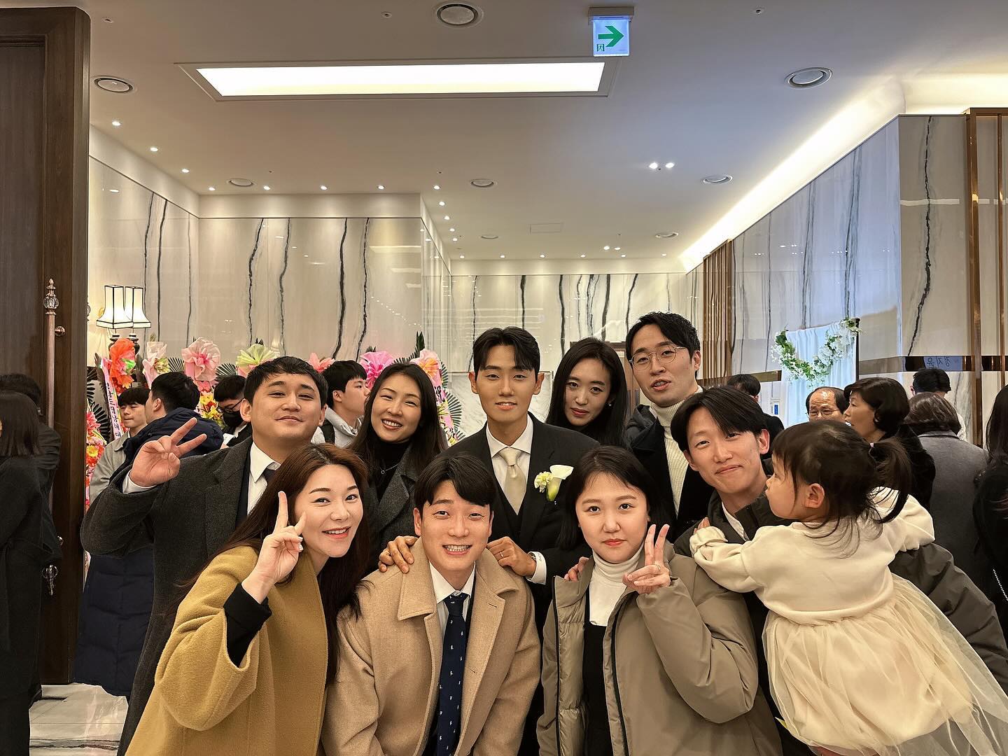 쟤도 갔고 얘도 갔고 너도 갔고
.
.
.
#윤지결혼식 #오랜만에다같이 
#결혼축하추 #스티커사진같은거좋닼ㅋㅋㅋ