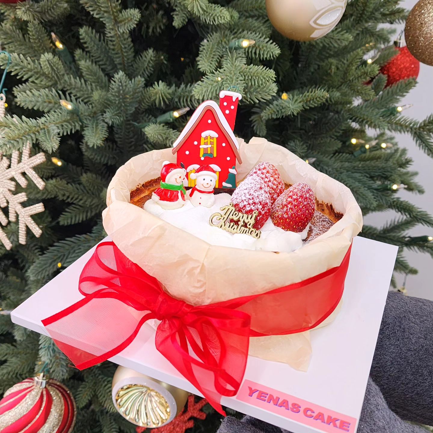 울산 크리스마스 케이크 하면 역시 예나스
1일부터 15일까지 예약, 픽업은 22~25일 가능하답니다. 
1개가 판매될 때마다 1000원씩 기부가 되는 좋은일에도 함께 동참할 수 있어요.  도시락케이크부터 보틀케이크, 딸기 듬뿍 올라간 홀케이크까지 종류가 다양하니 꼭 구경해보세요!! 

주소: 울산 남구 돋질로257번길 3
월유일 휴무 

#울산케이크 #울산케이크맛집 #울산크리스마스케이크 #울산수제케이크맛집 #울산레터링케이크맛집 #울산도시락케이크맛집 #울산삼산케이크맛집 #울산주문케이크 #울산홀케이크맛집 #울산예나스케이크