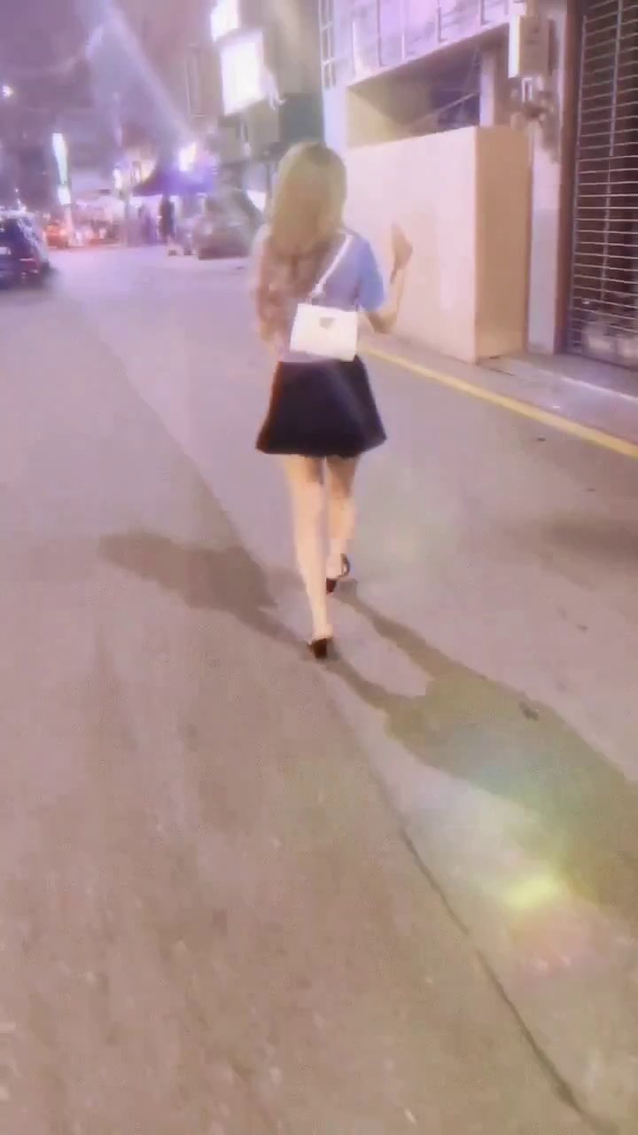 매일 일만 하다 해 질 무렵
밖으로 나가니 숨길 수 없는
신나는 발걸음😎