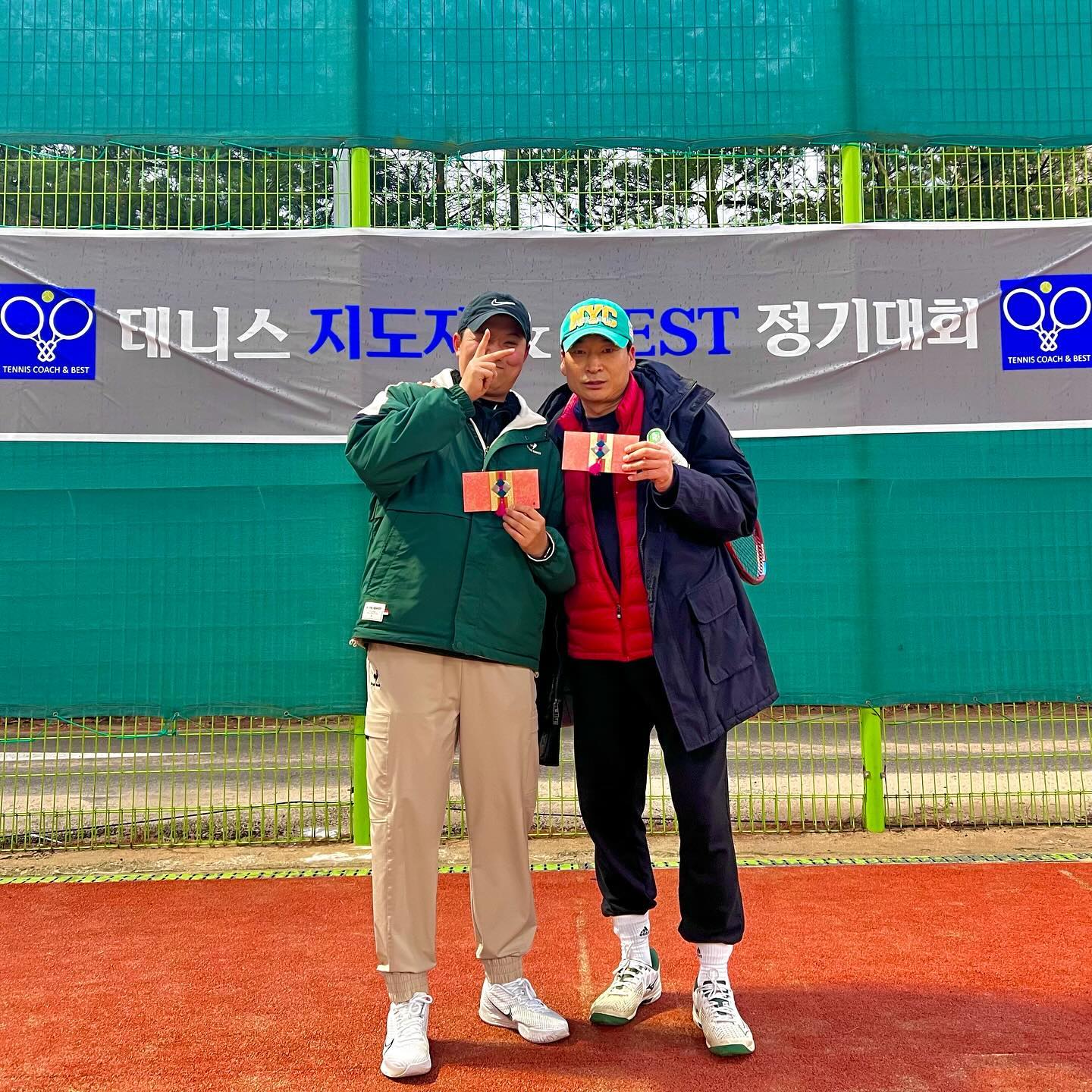 테니스 지도자&Best 테니스 대회 지도자부(비랭킹)

#올해첫입상 #지도자부요강 #지도자동호인페어 #신인부와오픈부 #차원이다른 #많은것을느낀대회 #제주도대회 #예비고사완료 #나이스파트너행님👍 #운동하는남자 #운동하는여자 #테니스치는남자 #테니스치는여자 #어벤져스 #후루꾸 #산신령 #오대팔삼 #윌슨 #르꼬끄 #최기현지 #이천쌀주먹 #tennisplayer #tennis #avengers #fluke #odps #wilson #lecoq #🎾 #🐥❤️🐻