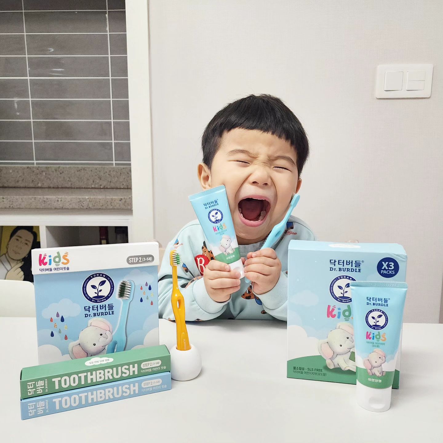#광고

요즘 사탕에 푸욱 빠져버린 도후😱
얼마전 영유아구강검진다녀왔는데요,
다행히 아직 충치는 없다고하더라고요!!

충치예방을 위해서 불소치약을 사용하는거 아시죠?
저는 도후 어릴때는 모르고 무불소치약을 사용하다가
치과의사선생님이 알려주셔서 바꾸게 되었어요!

첫니부터는 반드시 1,000ppm이상의 불소가 함유된 
불소치약을 사용해 관리하는게 좋다고 해요😮

100년 역사를 자랑하는 믿음의 제약사 ✨유한양행✨이
출시한 자연유래 프리미엄 덴탈케어 브랜드 닥터버들 제품은
충치 예방에 반드시 필요한 ☑1000ppm 불소가 함유되어있고요,
코코넛오일에서 추출한 자연유래🍀 계면활성제와
저자극, 저마모도의 순한 연마제인 덴탈타입 실리카 등
치약에 꼭! 필요한 단 11가지 성분만으로 구성되어있답니다.
❌걱정성분 10가지❌ 무첨가니 걱정없어요😉

닥터버들 키즈 어린이 칫솔도 너무 좋은데요,
째미는 만3세라 2단계 제품을 사용했어요.
부드러운 양치를 위한 초극세사모를 적용하였고,
아이손에 딱 맞는 인체공학전 핸들과
헤드크기도 18mm로 최적화되어 양치할때 편했답니다.
색상도 쨍한 컬러감에 엄마마음에도 쏘옥 들었어요💖

째미의 간식사랑때문에 충치걱정많았는데, 
믿고 쓸 수 있는 유한양행 닥터버들 어린이 치약칫솔로
매일매일 꼼꼼하게 충치관리해줘야겠어요:)

𝚝𝚑𝚊𝚗𝚔 𝚢𝚘𝚞 ❤︎ dr.burdle

#닥터버들 #유한양행치약 #어린이치약 #아기치약 #아기치약추천 #아기불소치약 #어린이칫솔 #아기칫솔추천 #어린이불소치약 #키즈치약 #믿고쓰는닥터버들 #닥터버들치약 #닥터버들칫솔 #어린이치약칫솔 #불소치약 #육아소통 #육아템
