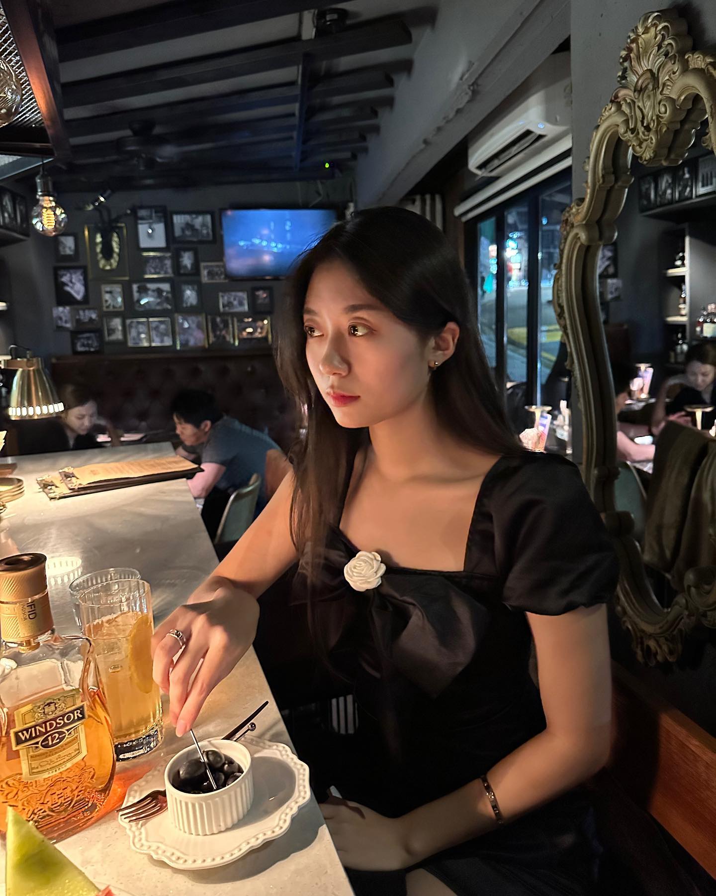 #광고#AD#협찬 windsor_scotch

Cheers with Windsor!

얼마 전 에스카라 때도 축제 부스로 입점했었던 윈저! 그때도 참 맛있구나 했는데 다시 제대로 먹어보니 더더 맛있던.. 

고급스럽고 세련된 패키지에, 도수도 하이볼 제조하기 딱 좋은 도수!
100% 스코틀랜드에서 만들어진 12년산 정통 스카치 위스키😎
세계 3대 위스키 품평회에서 수상도 한 적 있는 화려한 아이!

과일이랑 아로마가 묘하게 배합된 맛과 향이 너무 매력적이다😌 이태원/경리단 업장에서 만들어주신 하이볼은 레몬향이 강했는데 너무너무 상큼하고 맛있었다💛

9월 8, 15, 22일 매주 금요일마다 5명씩
추첨을 통해 윈저 취급 업장에서 이용가능한 3만원권(주류 불가) 증정 이벤트도 진행한다고☺️

-윈저 하이볼위크 일정
9/11 - 9/20 [이태원] 
노우웨이브, 포티파이드, 까르마, 제니바, 헤엄
9/11 - 9/20 [홍대] 
디아더, 합정 트릴로지, 망원 트릴로지
9/18 - 9/27 [을지로] 
선셋레코드, 다크문, 인현골방, 을지로딜런

*경고: 지나친 음주는 뇌졸중, 기억력 손상이나 치매를 유발합니다. 임신 중 음주는 기형아 출생 위험을 높입니다.

#윈저 #Windsor #위스키추천 #cheerswithwindsor #하이볼추천 #영클래식 #윈저글로벌 #윈저위스키 #윈저스팟프로모션 #이태원 #경리단 #포티파이드