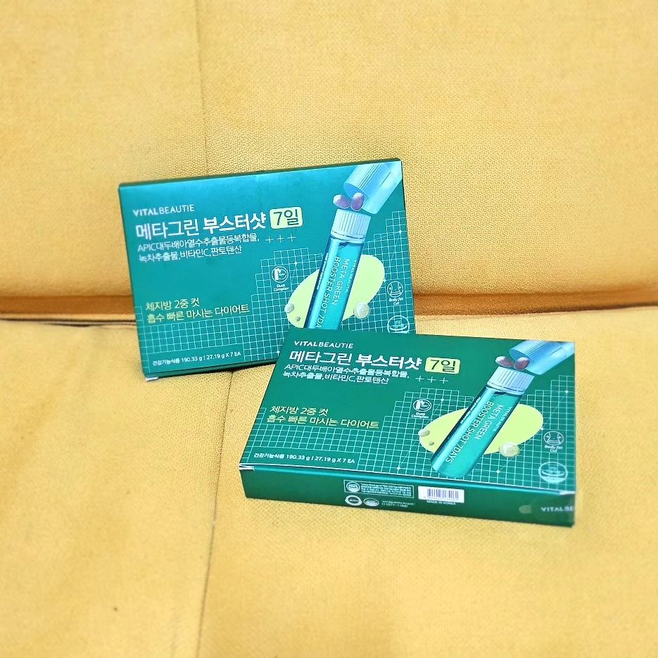 메타그린 마지막 라인업 부스터샷!!!
메타그린 슬림업도 열심히 먹고 있다가 꿀잠캠프 대장님이 추천해주셔서 남자친구와 저번 주 부터 열심히 하루에 한병 씩 운동 후에 먹고 있는데 이것도 아주 효과를 보고 있어서 소개한다
※ 해당 게시물은 바이탈뷰티의 메타그린 부스터샷 7일 에 나와있는 소개글을 참고로 제작되었습니다 ※

💜메타그린 부스터샷 7일
체지방 2중 차단! 흡수 빠른 마시는 다이어트!!
이 부스터샷도 2세대 제품으로 업그레이드된 제품인데
정제사이즈가 기존 대비 10% 축소되어 목넘김이 편해졌고
디카페인제품이다
비타민C와 판토텐산이 들어있어 탄단지 식이대사도 높여주는데
이건 슬림업과 동일하다
부스터샷은 액상과 정제가 같이 있는데 액상의 경우 깔라만시, 풋귤, 레몬 농충랙이 부원료로 들어가있어 달지않고  상큼하게 먹을 수 있다
간편하게 물없이 정제와 원액을 같이 섭취할 수 있어서 들고 다니기도 편하고 먹는 방법은 식사 후 혹은 운동 전 후에 먹어주면 좋다 가장 좋은건 저녁 먹구 운동 가기 전 사이에 먹어주는게 제일 좋은 것 같다 슬림업과 동일하게 녹차추출물인 카테킨이 들어가있는데 슬림업과의 차이라고 하면 흡수가 빠른 액상이 같이 있어 효과를 더 극대화 시킬 수 있다는 것 이다

💜Q&A
1. 언제 섭취하는 것이 가장 좋나요?
식약처의 녹차 카테킨 섭취 주의사항 권고에 따라
운동 전후 혹은 식사 후 섭취를 권장드립니다.

2. 하루에 몇개 섭취하나요?
하루에 1앰플만 섭취해주시면 됩니다.

3. 메타그린 슬림, 슬림업과 부스터샷의 차이점은 무엇인가요?
메타그린 슬름, 슬림업은 '카테킨' 원료에 집중한 다이어트 정제라면
부스터샷 7일은 흡수가 빠른 액상형 다이어트 제품입니다.
또한 녹차 카테킨 뿐 아니라 APIC대두배아열수추출물 등 복함물까지 다이어트
2중 기능성 제품으로 몸 속 체지방을 2중으로 낮춰주고 잘라줍니다 

4. 다이어트 정체기에만 먹어야하나요?
다이어트 유지기롸 정체기, 그리고 다이어트를 원하시는 모든 고객님들께 권해 드립니다.
또한 건강기능식품이기 때문에 꾸준히 섭취하는 것을 권해드립니다.

5. 임산부 수유부도 먹어도 되나요?
임신, 수유부의 경우 영양보충이 중요한 시기이므로 체지방 관리 제품은 피해주시고 다른 건강기능식품을 고려해주세요 

💜후기
남자친구와 나는 꾸준히 운동하며 다이어트를 하고 있었다.
나는 빼야되는 살이 많지는 않았어서 경각심(?)을 가지지 않고
식단 없이 막 먹으니 운동에 비해서 살이 안빠지는데
점점 다가오는 촬영일 때문에 오또카지를 반복하다가 추천을 받아 먹어봤는데 일단 확실히 슬림업만 먹었을 때 보다 효과도 더 있어서 좋다 우리는 미리 밥을 먹구 운동을 가서 아예 운동이 끝나고 나서 먹어주고 있는데 나름(?) 팁이라고 하면 운동 후에 먹는건 흡수가 빨라서 최대한 지방으로 만들어질 음식은 먹지 않는게 좋다는 야기를 어디서 주워들어서 액상으로 흡수력이 빠르지만
더 효과 좋겠거니 하고 운동 후에 먹고 있다 확실히 진짜 막 먹은 날 아닌 이상에는 무게가 더 늘지는 않고 있고
남자친구도 15kg이상 뺀 상태인데 이쯤면 정체기 오지 않았을까 싶은데 먹으면서 운동 하니 정체기 없이 쭉쭉 빠지고 있는 중이다 진짜 주변에 찬양 중 인 제품 ㅋㅋㅋ

💜본 포스팅은 내돈내산 개인적인 컨텐츠 입니다💜
​
#굿슬립가바365 #꿀잠캠프 #꿀잠트래블러 #수면영양제 #수면건강기능식품 #수면장애
#굿슬립가바 #직장인영양제 #가바영양제 #영양제추천 #올리브영영양제 #코스트코영양제 #꿀잠템 #숙면템 #메타그린 #메타크린칼로리컷 #다이어트 #가르시니안 #메타그린슬림업 #메타그린부스타샷7일 #메타그린부스터샷 #내돈내산