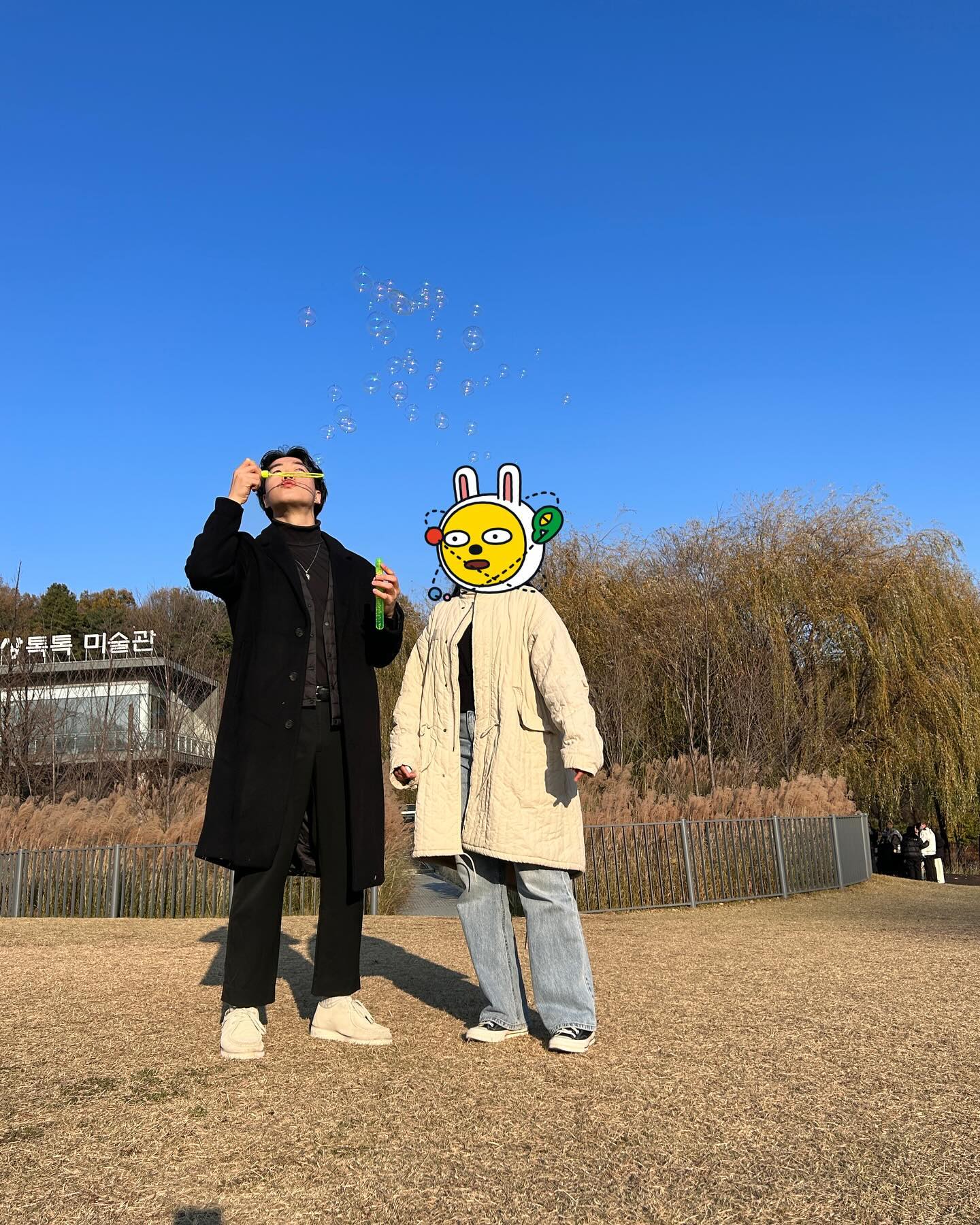 대량 비눗방울 이게 모야 > 으악 > ㅎㅎ(꿀잼!!)
비눗방울 감정표현 (#오른쪽넘기기)

내년 결혼식 하객들 비눗방울 대기해라!!!

북서울꿈의숲 나들이 재미있네 ㅎㅎ
추운겨울 테라스 라면 한입 너무 맛있어!!!

#20대남자패션 #쉬운코디 #남자패션 #fashion #ファッション #겨울패션 #코트 #데이트