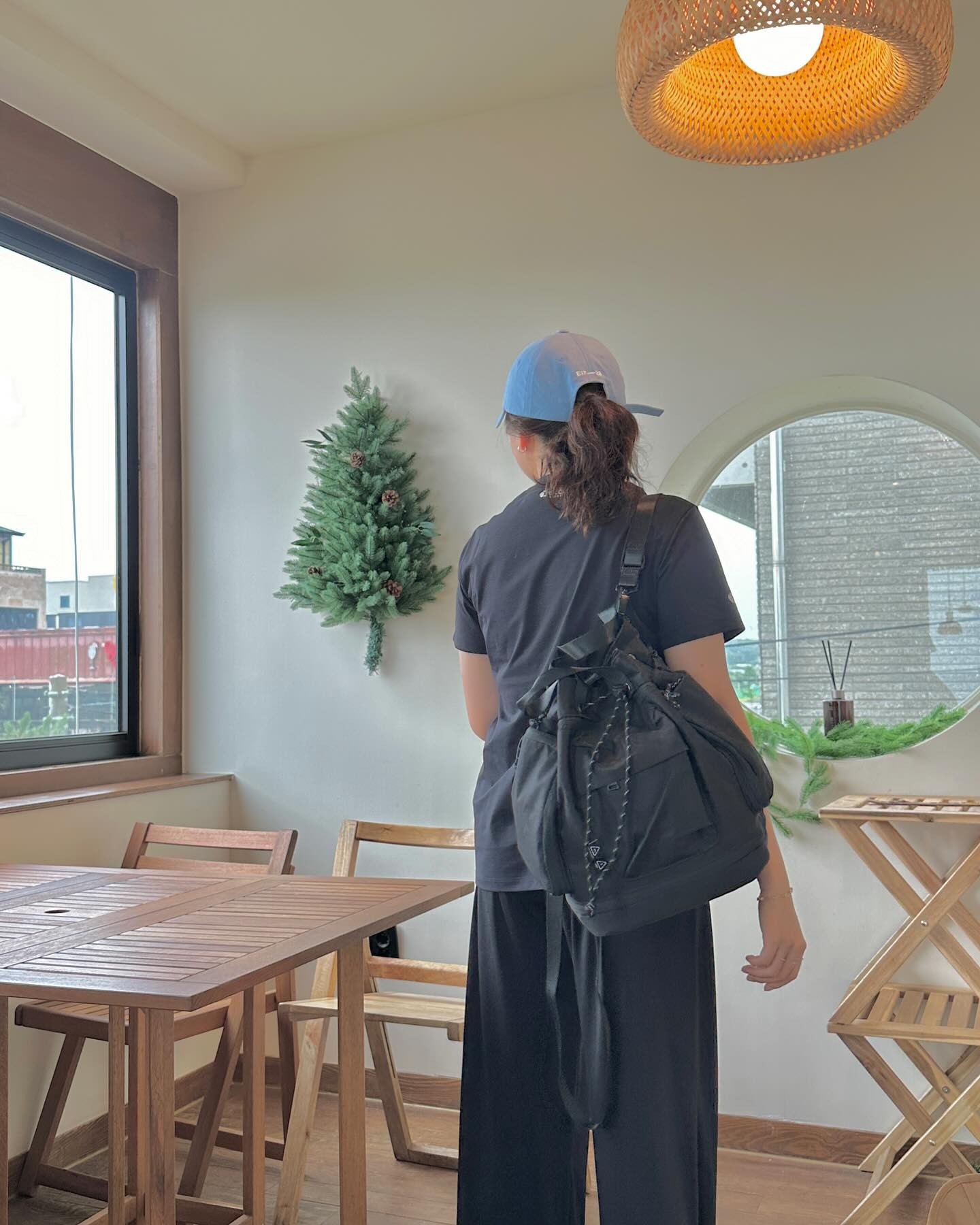 #협찬 
doughnutbag_korea 

크로스백 + 백팩으로 모두 착용이 가능한 #도넛 피라미드백팩

2way버킷백으로 데일리 보부상을 위한 백이에요
또는 저처럼 1박2일 2박3일 단기 여행을 가는 사람들한테도 수납공간이 넉넉한 피라미드백팩 

✔️ 환경을 생각하여 만든 피라미드백팩은 리사이클원단을 사용한 버킷백이에요 
✔️ 분리형 쉘 패널로 2가지 느낌으로 들고 다닐 수 있어요
✔️ 메인스트링과 멀티포켓 수납공간이 넉넉하기 때문에 데일로도 여행으로도 딱 좋아요 ✌️

#도넛코리아 #doughnutbag_korea #packyourdream #데일리백팩 #작은백팩 #피라미드백팩 #가방문의 #가방 #버킷백 #가방추천#ootd