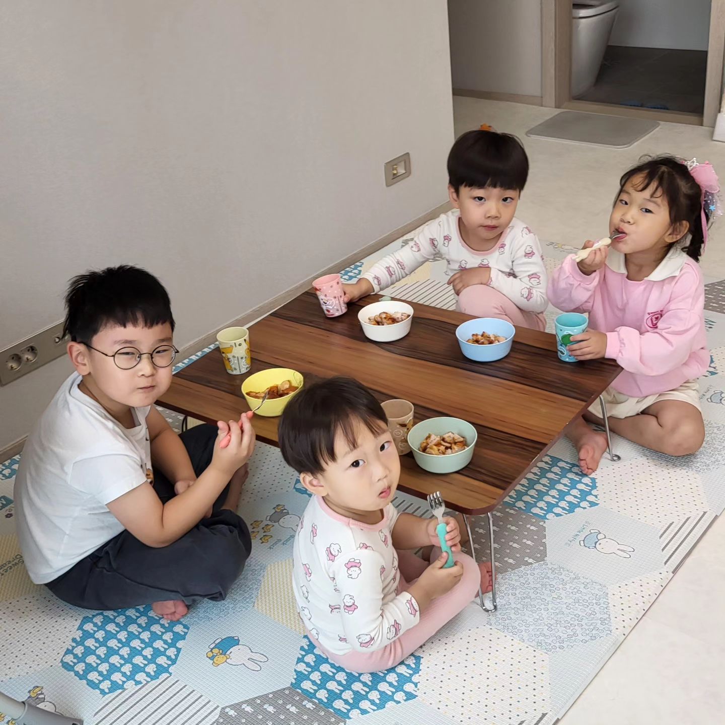 💕💕💕💕💕💕💕💕💕💕💕💕💕

오순동 동기모임 - 투안이네 집들이❤️

자유부인을 포기하고 어제 진서랑 둘이 수원나들이! 수진언니네 새집구경하러🤗

정인이랑 지연언니 자유부인이 쫌 부러웠지만 태오랑 서안이 진서 지안이 모두모두 잘 놀아서 잘 델꾸온듯!

어제 배달만 20만원어치 먹은 우리ㅋㅋ
정말 잘 맞는거같아🤣🤣🤣

진서가 오빠들 또 보고싶다고 아침부터 또 놀러가자구 얘기함🥰🥰🥰

#오순동 #동기모임 #공동육아 #수원지부