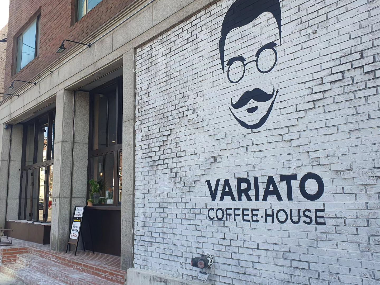 .
합정동 커피 맛집 바리아토(Variato)
망원동에 일이 있어서 갔다가 들린 바리아토 커피맛집
오픈한지 얼마 안된 커피숍인데 
샤케라또 헤이즐럿라떼 딸기라떼 클럽샌드위치 전부 최고👍👍👍
특히 샤케라또는 첨 접해보는 맛인데 살짝 달면서 넘  맛났어요 원두도 최고급 쓰시는데  가격도 착하고  맛도 최고🤎🤎🤎
바로 옆이 한강공원이라서 한강나들이 올때 들려야겠네요^^ 

variato_coffee

바리아토(Variato)
주소:서울 마포구 동교로 16 (합정동)1층 101호

#바리아토##Variato#variato_coffee #망원동커피 #망원동카페 #망원동커피숍#망원동커피맛집#합정동카페#합정동커피맛집#합정동커피#망원동데이트