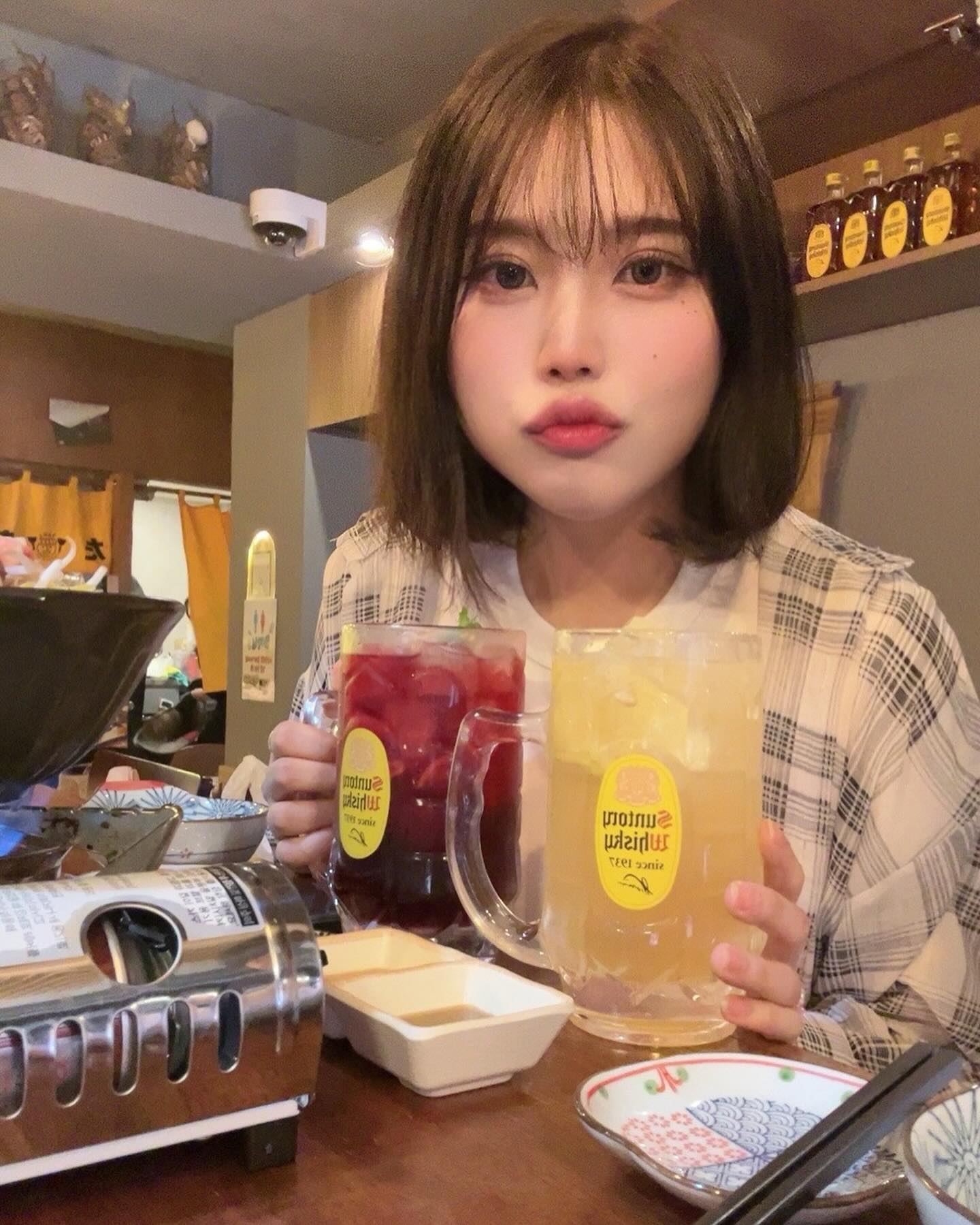 #협찬#타키#한남동맛집 

한남동에 새로 오픈한 철판요리 전문점 이자야 타키라는곳에 다녀왔어요!!🍴
오픈키친으로 조리하는것도 직접 눈으로 볼수있고 직원들까지 너무 친절하시고 음식소개까지 완벽하게 해주셔서 너무 맛있고 즐겁게 먹고왔답니다!!(+직원님들 너뮤 잘생겼어요 눈까지 즐거워요..꺄악 사랑합니다)
제가 시킨 메뉴는 와규블랙타이거&우삼겹 스키야키인데 
와규는 부드럽고 새우는 소스가 진짜 미쳤어요.. 스키야키는 우리가 아는 그 맛인데 맛있어요…💕
아!! 그리고 하이볼은 샹그리아하이볼&타키하이볼인데 메인인거 같더라구요??
샹그라아는 달달하면서 음료수같아서 쭈욱 먹게되는 맛!
 타키하이볼은 레몬향이나고 술맛이 조금나서 전 오히려 타키하이볼이 제 취향저격했다구용🥲🥲또 먹고싶어요ㅠㅠ
다음에 또 방문하면 야끼소바랑 오코노미야끼 먹을라구요!!🥲
