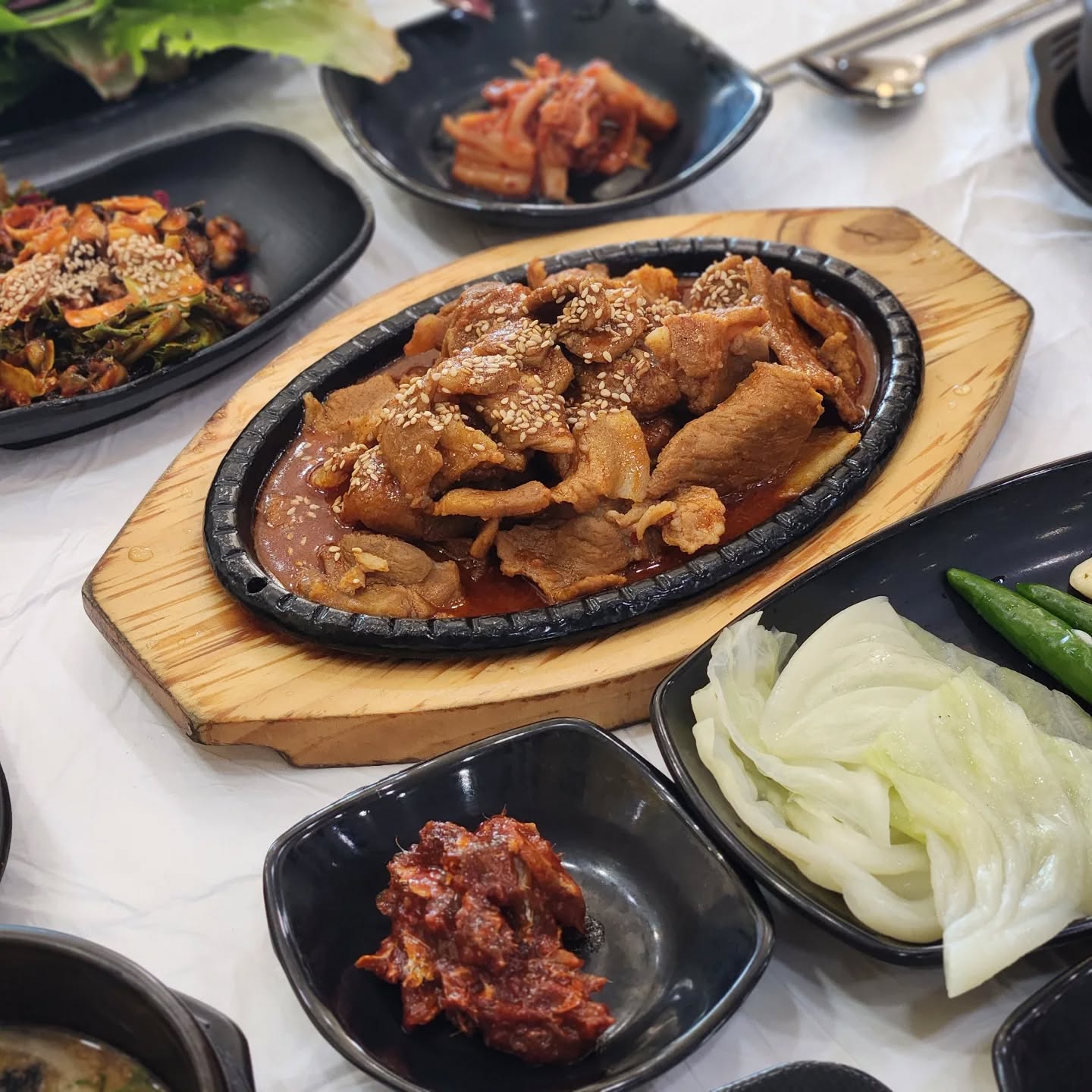 #협찬 보석 같은 맛집, 금강우렁쌈밥

우렁쌈밥 정식이 차지는 순가
눈이 즐거워지고 입에 침이 고였다.

푸짐한 양에 놀라고 정성 가득한 밑반찬들에 또 한 번 놀랐던 곳

제육볶음은 매콤해서 입맛을 돋우고, 우렁 초무침은 새콤달콤한 맛이 일품이었다.

신선한 쌈 채소들과 쫀득한 우렁쌈장의 조화가 good!!

쌈채소는 셀프바에서 원하는 만큼 가져다 먹을 수 있어서 아주 배부르게 먹었다.

식 후 바로 옆 금강을 보면서 산책하면 주말 마무리로 최고!

#군산맛집#군산쌈밥#군산쌈밥맛집#군산한식맛집#군산밥집#금강랜드주변맛집#성덕리맛집#성덕리쌈밥#군산우렁쌈밥#금강휴게소맛집#금강하구둑맛집#군산가성비맛집#전북군산맛집#금강우렁쌈밥
