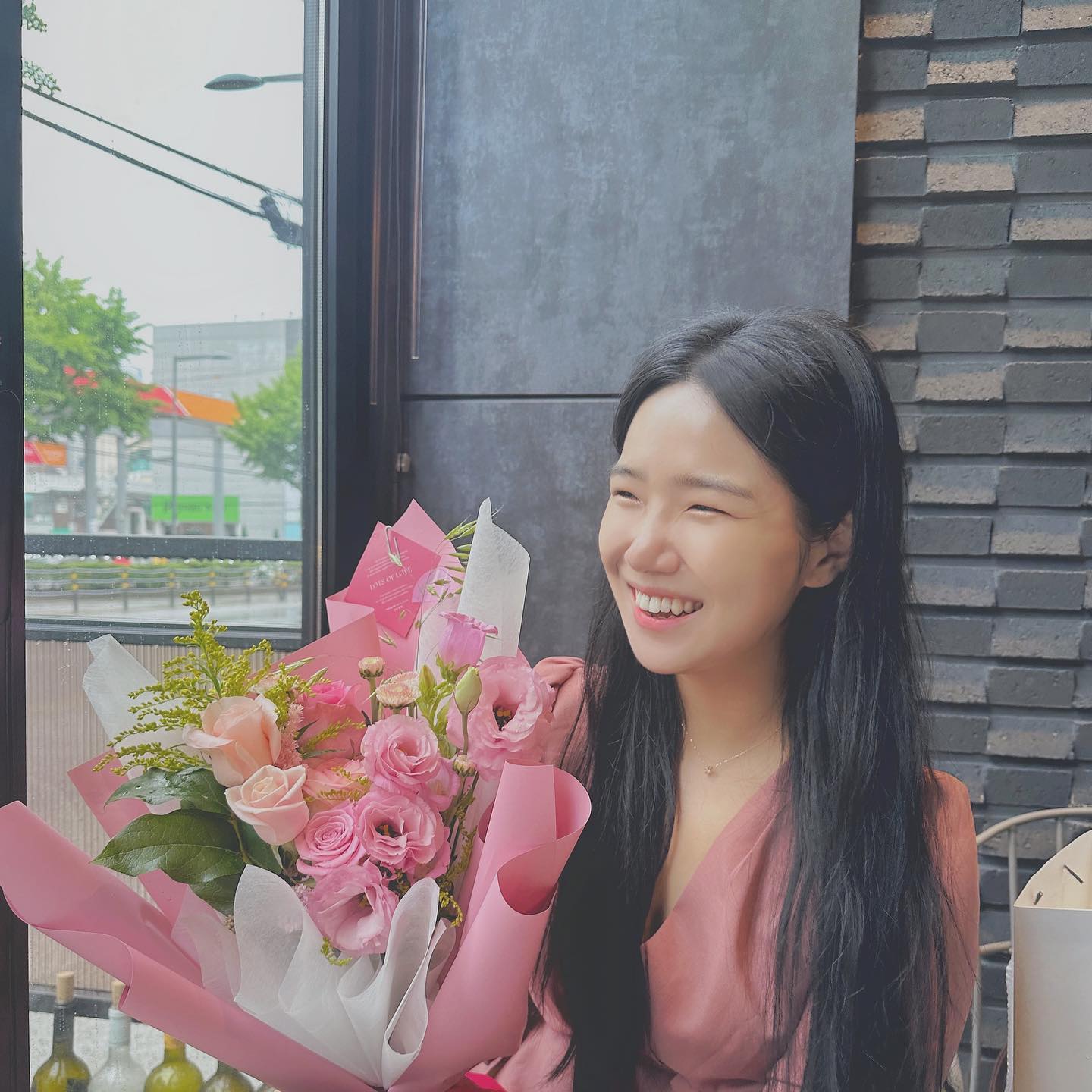 무슨 색 옷을 입었는지 물어본 이유가,,!?
#꽃 사주는 센스있는 사람, 고마워 💝