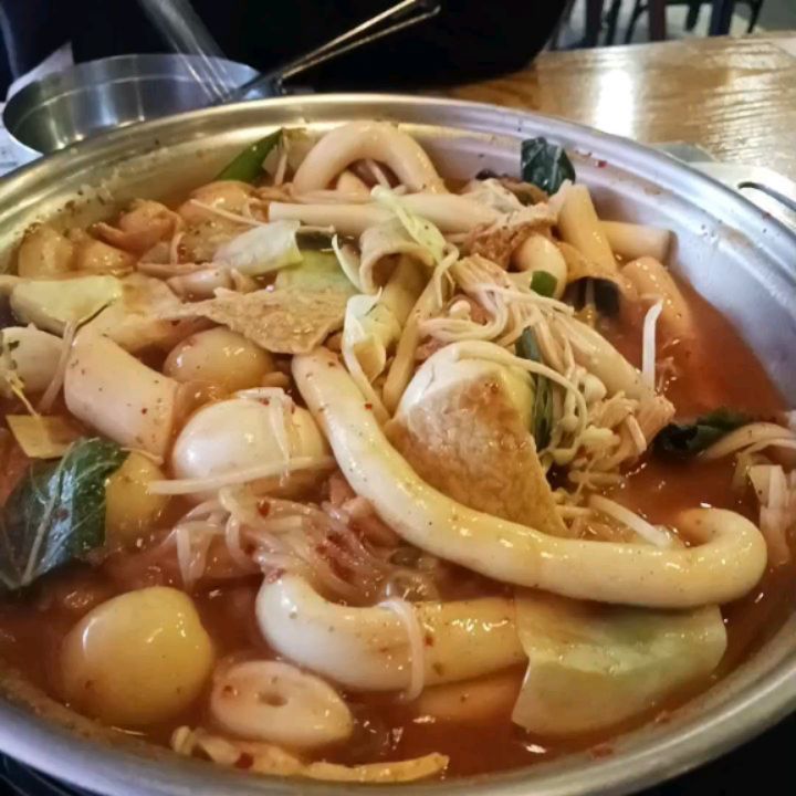 #두끼
.
간만에 먹은  두끼떡볶이🥘

떡종류,토핑,소스들이 넘 다양한데 황금레시피를
참조하면 되요 💞  소스늣 기본3국자는 넣어야
되더라구요.마라소스도 있었는데 기본적인 맛으로!

어묵은 일반어묵과 매운어묵있는데 떡볶이먹을때
필수죠⁉️ 

길쭉한떡볶이떡도있는데 쫄깃하고 부드러워요♥️
아쉽게도 떡볶이를 넘많이 먹어서 볶음밥은 실패
조금씩 담아야 되는데 한꺼번에 떡볶이만 가득ㅠ

후식으로는 탄산음료,아이스크림 무제한🥰
성인10900원에 무한리필이면 가성비 좋은거 같아요😋

#무한리필떡볶이#떡볶이덕후#매운게땡길때#떡볶이맛집#대학로맛집#혜화역맛집#혜화맛집