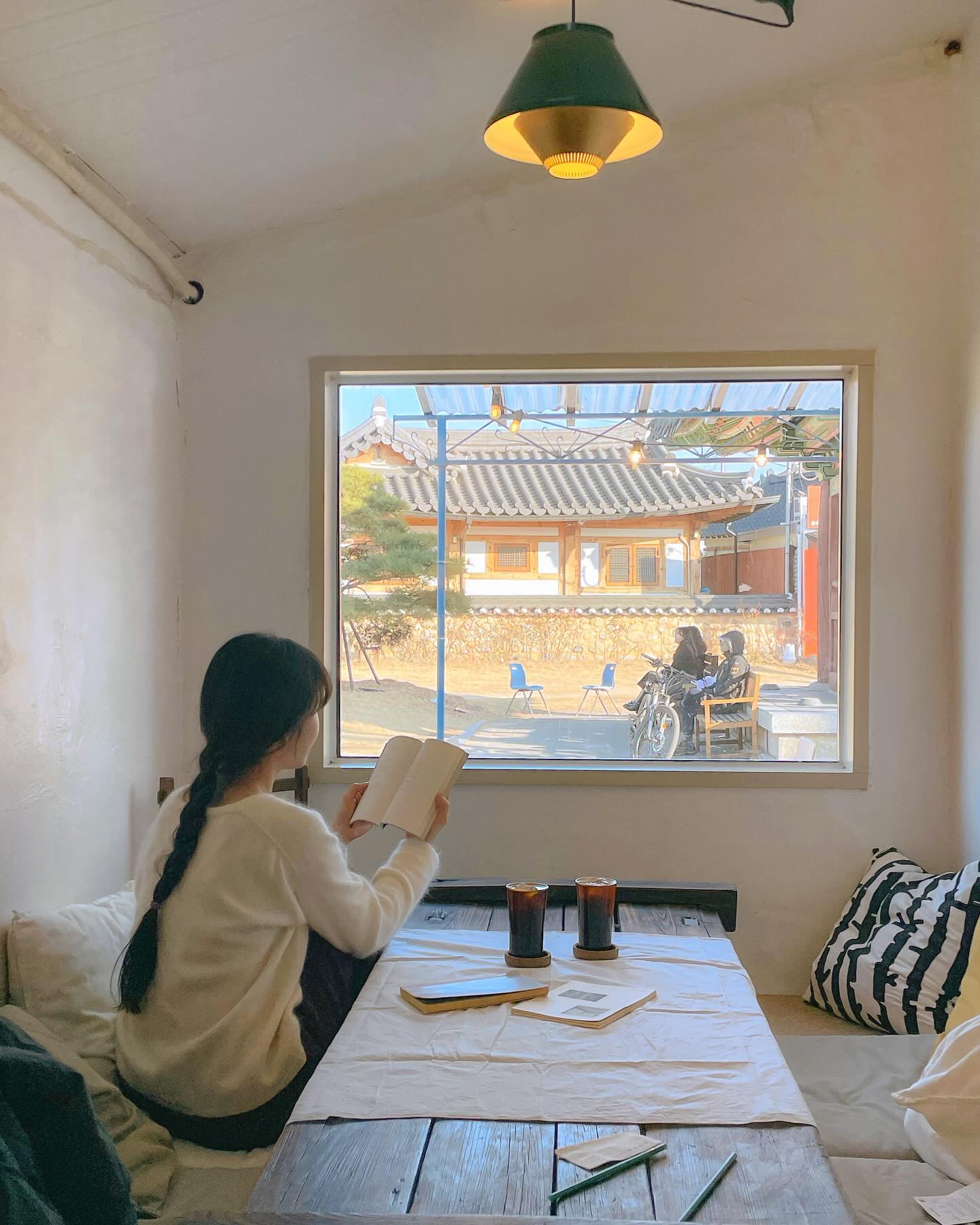🖼️
⠀
⠀
⠀
빈티지하고 책 읽기 좋은 숨은 공간이 있는
경주 황리단길 카페 #비밀공간
⠀
📍경북 경주시 포석로1068번길 11 1층
⏰ 매일 11:00~21:00
☕️ 듁스 원두 사용한 커피
📸 가장 안쪽 숨은 공간에서 촬영✨
⠀
⠀
⠀
⠀
⠀
⠀
⠀
⠀
⠀
⠀
