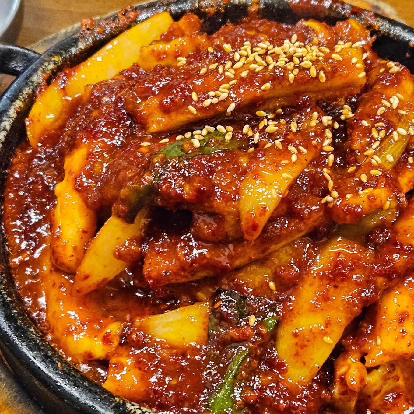 매운맛을 사랑하는 한국인이라면 당장 ㄱㄱ...
동성로 #신라식당

오픈 전부터 줄 서서 먹어야 하는 곳‼️
줄서면서 미리 주문서를 나눠줘서 좋았당

캡사이신 맛이 아닌 고추 그 자체에서 느낄 수 있는
매운맛이 확 올라오는데 입맛이 확 돋음..💓

바닥에 퍼진 당면 건져내서 낙지랑 먹는데
낙지에서 즙이 팡팡 터졌고 질기지 않아서
무한 젓가락질 가능🥺❤️

나중에 김 뿌린 밥에 비벼먹어도 좋고
너무 매우면 콩나물 냉국이랑 같이 먹으면 된다
포장주문도 가능해서 포장해가는 사람들도 많으니
기다리기 싫으면 포장해가도 될듯!!

📍신라식당 1985silla
대구 중구 중앙대로 406-8

⏰️영업시간
매일 10:30~18:00, 라스트오더 15:30
수요일 정기휴무

🏷메뉴
돌판낙지양볶음 (1인분) 15.0
2인분 이상 주문 가능하며 밥 포함
.
.
.
#낙지볶음#돌판낙지#대구맛집#동성로맛집#대구로컬맛집#맛집투어
#동성로데이트