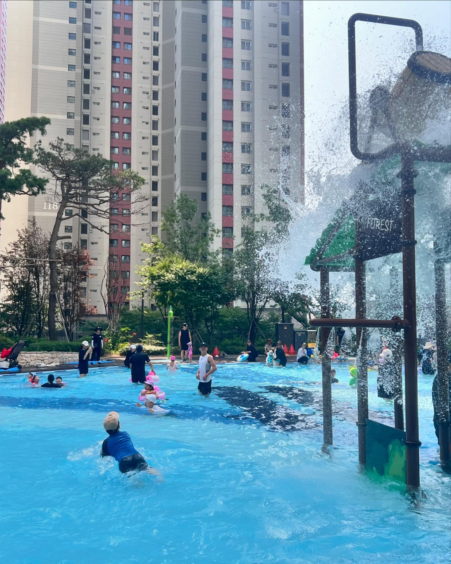 2024.08.15.목요일💕
동우랑 동생이랑 엄마랑 단지 물놀이터 오전타임💦
역시 오전타임이 물이 깨끗!!
생각보다는 사람 많이 없어서 자유로이 수영하는 모습을
많이 볼 수 있었당~~물만난 물개같은 아들래미🥰
물놀이터 마지막 주고 더샾에서의 마지막 물놀이,,
이번 주에 뽕빼야겠다~~!!!!

#2024 #일상스타그램💕 #더샵부평센트럴시티아파트 #물놀이터💦 #수영 #물개