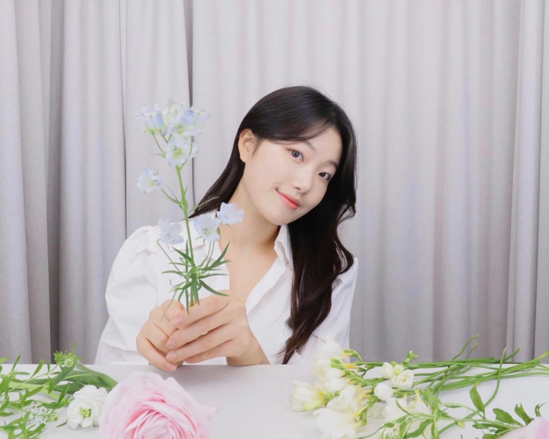 셀프 프로필 ~ 💐
좋아하는 라넌이랑 프리지아랑 델피랑 튤립이랑 스토크랑•••🌷🌹🪻🪷
:
:
.
#프로필 #프로필사진 #셀프프로필