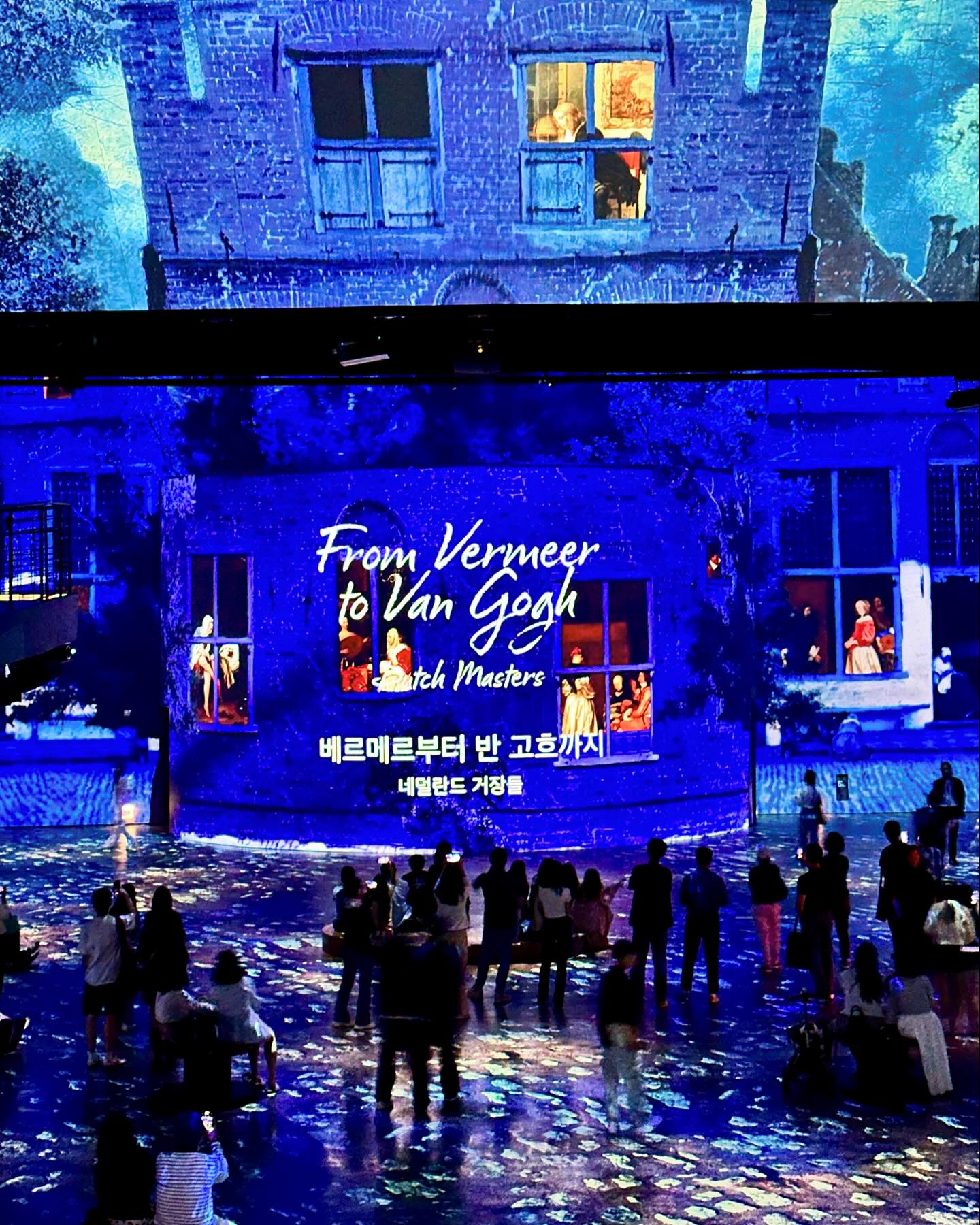 #협찬
.
.
 5월 24일 워커힐 호텔앤리조트 B1F에 위치한 
빛의 시어터에서 세번째 전시
[베르메르부터 반 고흐까지, 네덜란드 거장들]
이 새롭게 오픈되었어요🙌🏻

빛과 음악을 통해 새로운 예술적 경험을 
선사하는 감동과 울림이 있는 복합 문화공간 
빛의 시어터는 총면적 약 1,500평, 
최대 높이 21m 에 달하는 웅장하면서도 
압도적인 규모에서 네덜란드를 대표하는 거장들의 
작품을 초고화질 3d 디지털 기술로 몰입감 있게 
관람할 수 있어 너무 좋았는데요🌟

요하네스 베르메르, 렘브란트 반 레인, 
얀 스테인등 네덜란드 미술의 황금기였던 
17세기 거장들의 작품과 네덜란드 
예술가들의 시선으로 묘사된 17세기 
네덜란드의 일상과 거친 바다, 아름다운 
겨울 풍경들부터 네덜란드 출신 화가 
빈 센트 반 고흐의 대표적인 작품이 
광활한 전시장 내부에 펼쳐져 마치 작품 속에 
들어온 듯한 몽환적이고 특별한 경험이였어요🫶🏻

함께 공개되는 전시 ‘색채의 건축가, 몬드리안’은 
네덜란드 출신 차가운 추상의 거장 
피에르 몬드리안의 작품을 경쾌한 음악 소리에 
맞춰 역동적으로 선사하며 관람객들은 
몬드리안이 창조한 독창적인 추상 세계를 
다감각적으로 즐길 수 있었어요☝🏼

혼자 관람도 좋고 연인과 데이트 하기 좋고
특히 아이들의 창의력에 도움이 될것 같은데 
네덜란드황금시대의 역사와 유명작가의 
유명작품을 한번에 볼 수 있어서 
아이들에게 교육적으로 유익하기 때문에 
가족이 함께 즐기기 좋아요👍🏻

- 네이버 예약링크: https://booking.naver.com/booking/5/bizes/699664 
.
.
#빛의시어터 #베르메르 #요하네스베르메르 #고흐 #몬드리안 #진주귀걸이를한소녀 #별이빛나는밤 #네덜란드화가 #네덜란드전시 #서울전시 #전시 #전시회 #전시추천 #가볼만한전시 #서울놀거리 #데이트코스 #데이트 #실내데이트 #이색데이트 #서울핫플레이스 #서울핫플 #아이와가볼만한곳 #가족여행 #커플여행 #광진구가볼만한곳 #워커힐 #그랜드워커힐 #몰입형미디어아트
