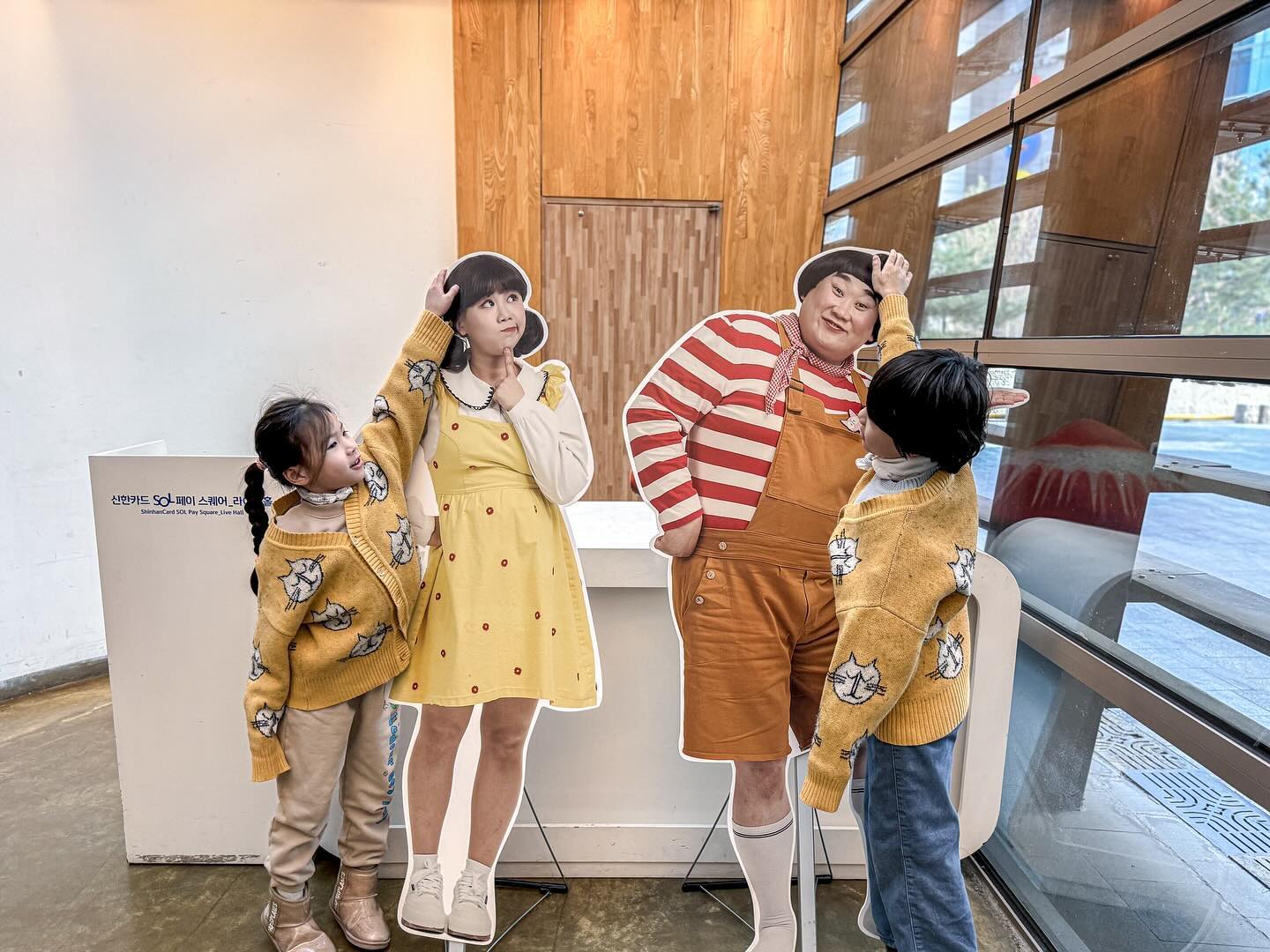 #협찬 

방학 맞아 어린이 뮤지컬이 꽤 많은데 
그 중 뭘 보여줄까.. 하다 픽한 호기심딱지 뮤지컬! 

교육적이고 교훈적인데 재밌기까지해서 
도현진이 깔깔거리며 보는 프로그램을 
뮤지컬로 만든거라서 기대하고 가긴했는데 
기대보다 더 재밌더라고~ 

프로그램에 나오는 찐 호빵&호떡이가 나와서 
더 더 더 몰입해 볼 수 있었어~ 

tv에 나오던 사람이랑 허이파이브를 하다니!! 
신난 도현이 ㅋㅋ 

동화 속 이야기와 생활 속 필수 지식 
그리고 재미있는 마술쇼까지 
정말 잘~~ 버무려진 공연!! 

공연 볼때면 몇번씩 화장실가는 도현이가 
한번도 안나가고 집중해봤으니 
이만하면 재미 보장이지^^ 

뮤지컬 호기심딱지는~ 

공연장 
합정 메세나폴리스 2층 신한SOL페이스퀘어 라이브홀

공연일시
화, 수 오전 11시 / 오후 2시
금,토,일 오전 11시 / 오후 2시 / 오후 4시 30분

인터파크에서 단독 예매!! 

공연시간 70분 
주차 2시간 무료 

#호기심딱지 #어린이뮤지컬 #호기심딱지뮤지컬 #방학에갈만한곳 #아이와볼만한공연추천 #아이와갈만한곳