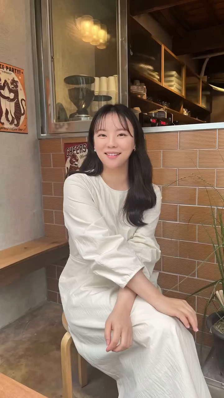 한 해의 끝자락은 설레기도 하지만 늘 후회투성이.
아내로, 엄마로 스스로의 위치에서 부족함 많았던 나지만 그래도 이만큼이라도 해내었고, 견디었음에. 대견하다고 해주고 싶다 🌝
다가올 2024년도 내 몫을 잘 해내는 해가 되길 바라며, 자기애 넘치는 릴스로 2023년 마무리이 ♡ᵎᵎᵎ
내 옆을 지켜주는 내 사람들 모두 행복한 한 해가 되기를, 새해 복 많이 받아요😇 
2023, 진짜 진짜 안녕🫸🏻

𝙷𝚊𝚙𝚙𝚢 𝙽𝚎𝚠 𝚈𝚎𝚊𝚛 ! ✨🤍