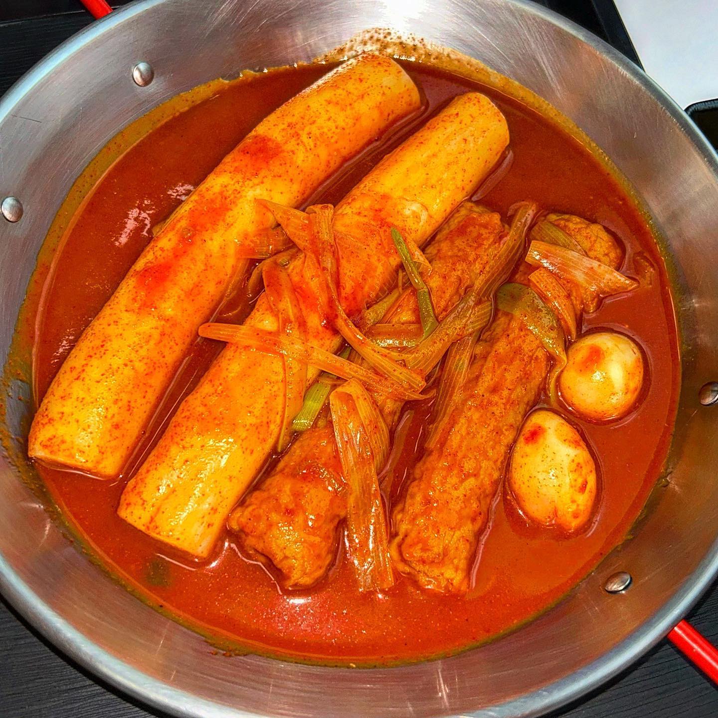 #협찬

쫀득쫀득 맛있는 가래떡 떡볶이 ❤️
청년분식하남미사점

하남에 있는 청년분식&치킨에 다녀왔어요✨
스타필드 쇼핑 갔다가 정석 떡볶이가 먹고싶어서
방문해봤는데 너무 만족스러웠어요 :)

📍 가래떡 떡볶이 (4.5)

저는 쌀떡 밀떡 상관없이 다 잘 먹는 퍼먹파인데요 😊
요즘따라 쫀득~한 떡 가득 들어간 떡볶이가 땡기더라구요
요기 가래떡 떡볶이 완전 정석 그 자체..!
달달하고 매콤한게 국물까지 찐 맛도리에요 💗

📍 베이컨 크림 떡볶이 (9.0)

매콤달달 먹으면 또 크리미한 떡볶이가 생각나잖아요😚
베이컨과 부드러운 브로콜리,
비엔나 소세지까지 푸짐하게 들어있어
순식간에 한 판 깨끗하게 먹어치웠답니다 (๑˃̵ᴗ˂̵)

다음에는 치킨도 먹어볼려구요!
하남 주변 맛집으로 청년분식&치킨 하남미사점 추천드려요🤩

#청년분식 #청년분식하남미사점 #미사맛집 #미사역맛집 #하남풍산역맛집 #미사떡볶이 #미사분식 #하남미사맛집 #미사순대 #미사치킨