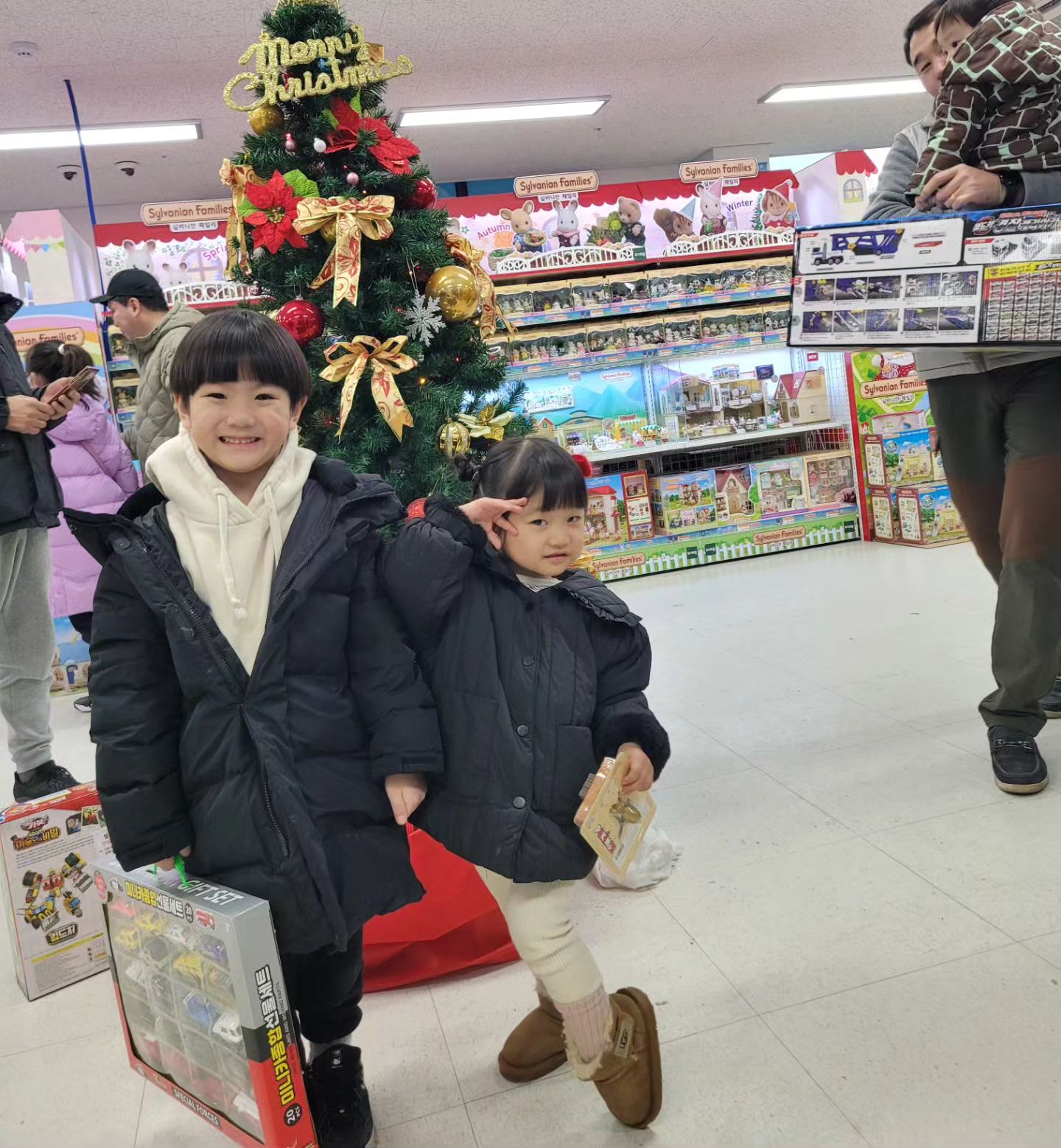 크리스마스기념 장난감사고왔는데
할머니가 또 주시고,
삼촌도 준다는데?

산타할아버지 오시라고 일찌감치 잠든  아이들!
해피크리스마스♥️💚♥️💚♥️💚